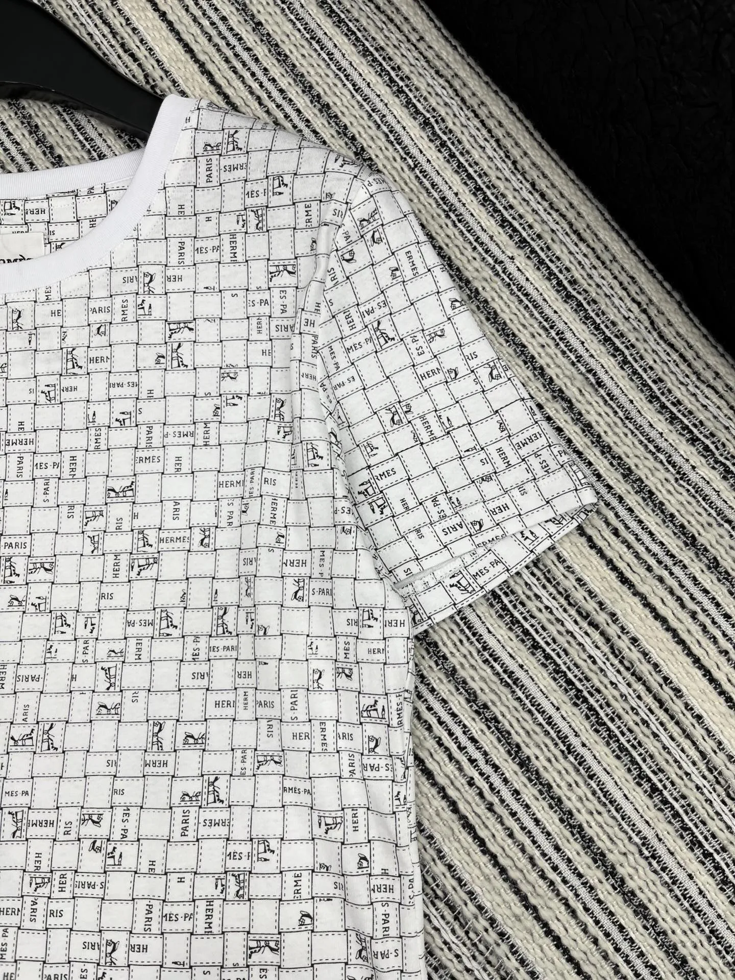 Hermes新作プリント半袖Tシャツ白ストライプ - 画像 (4)