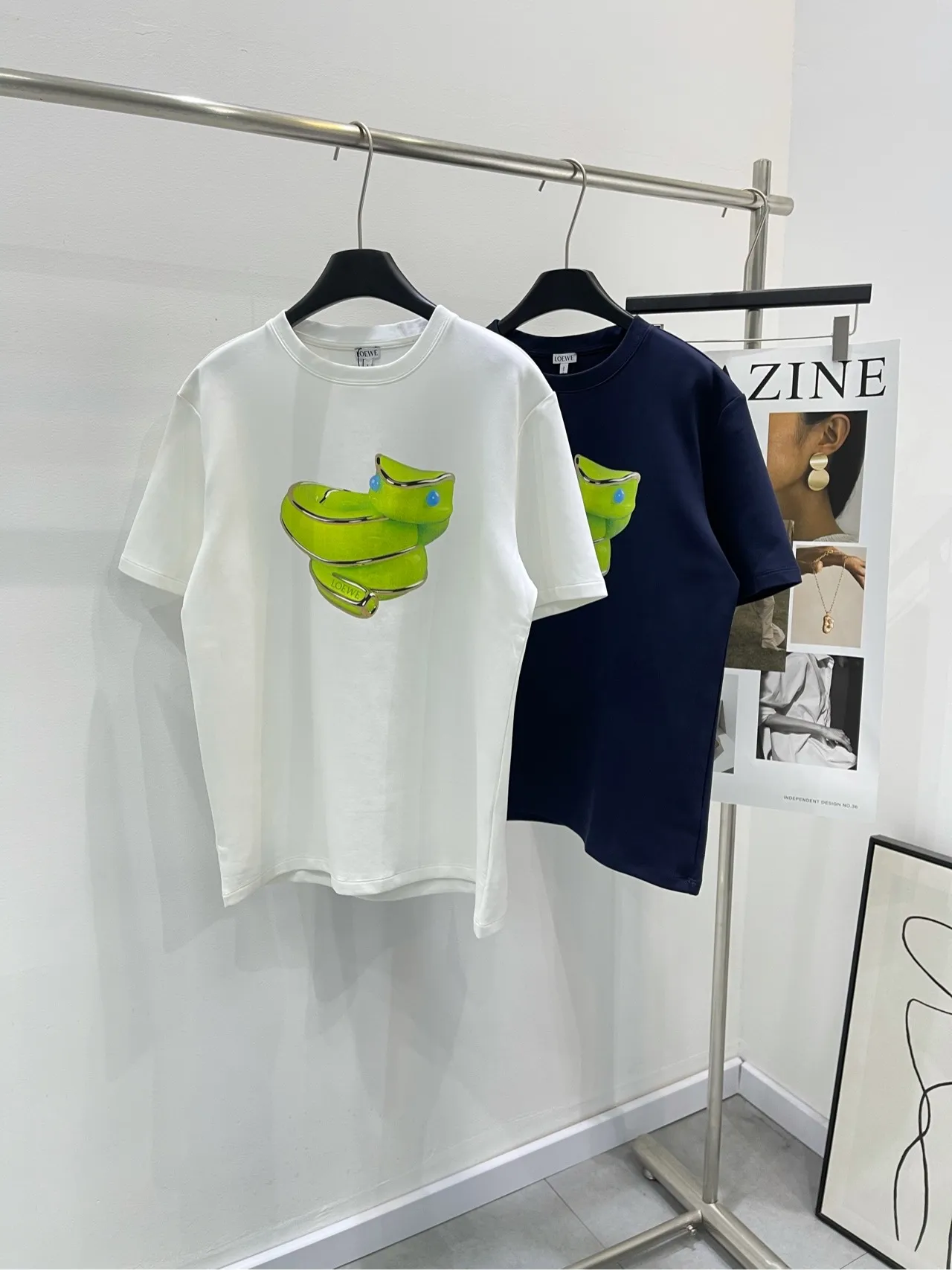 LOEWE新作蛍光小蛇プリント半袖Tシャツ白ネイビー