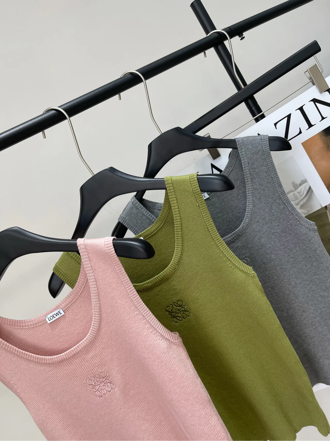 Loew三色刺繍ニットベストピンクグレーアプリコット - 画像 (3)