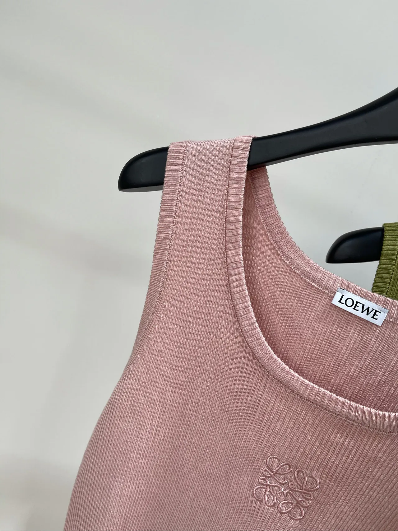 Loew三色刺繍ニットベストピンクグレーアプリコット - 画像 (4)