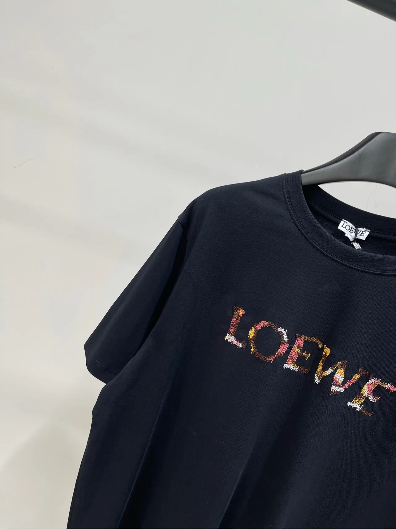Loewe新作黒アルファベット半袖Tシャツ - 画像 (4)