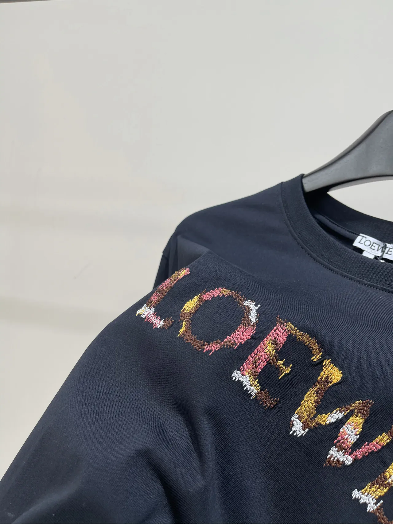 Loewe新作黒アルファベット半袖Tシャツ - 画像 (7)