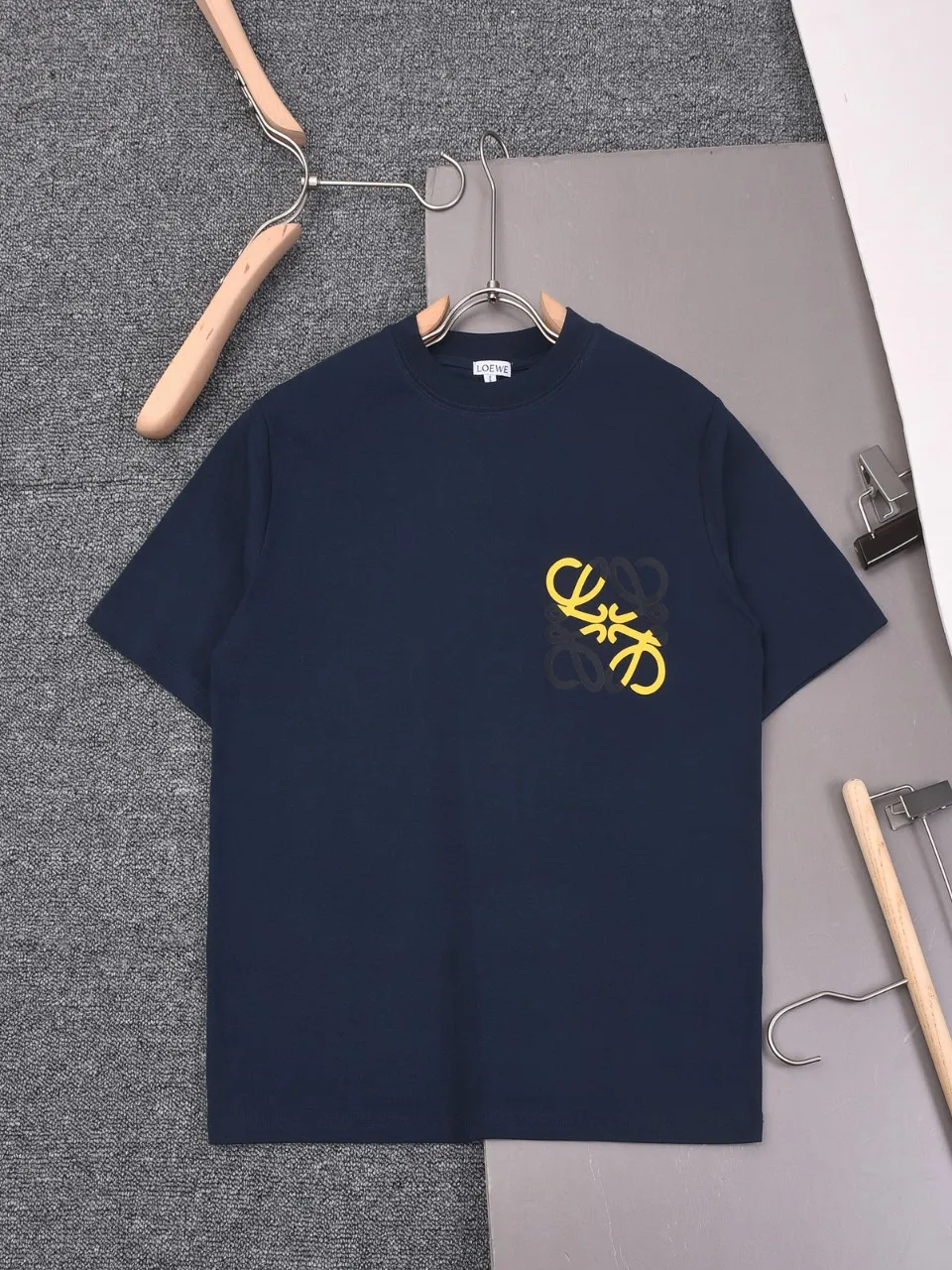 ロエウエ黒プリント半袖Tシャツ新作