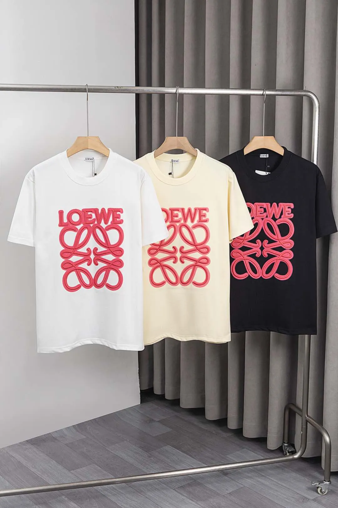LOEWE新作半袖Tシャツ白杏色黒刺繍ロゴ