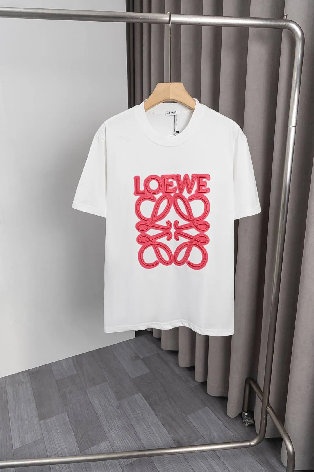 LOEWE新作半袖Tシャツ白杏色黒刺繍ロゴ - 画像 (3)