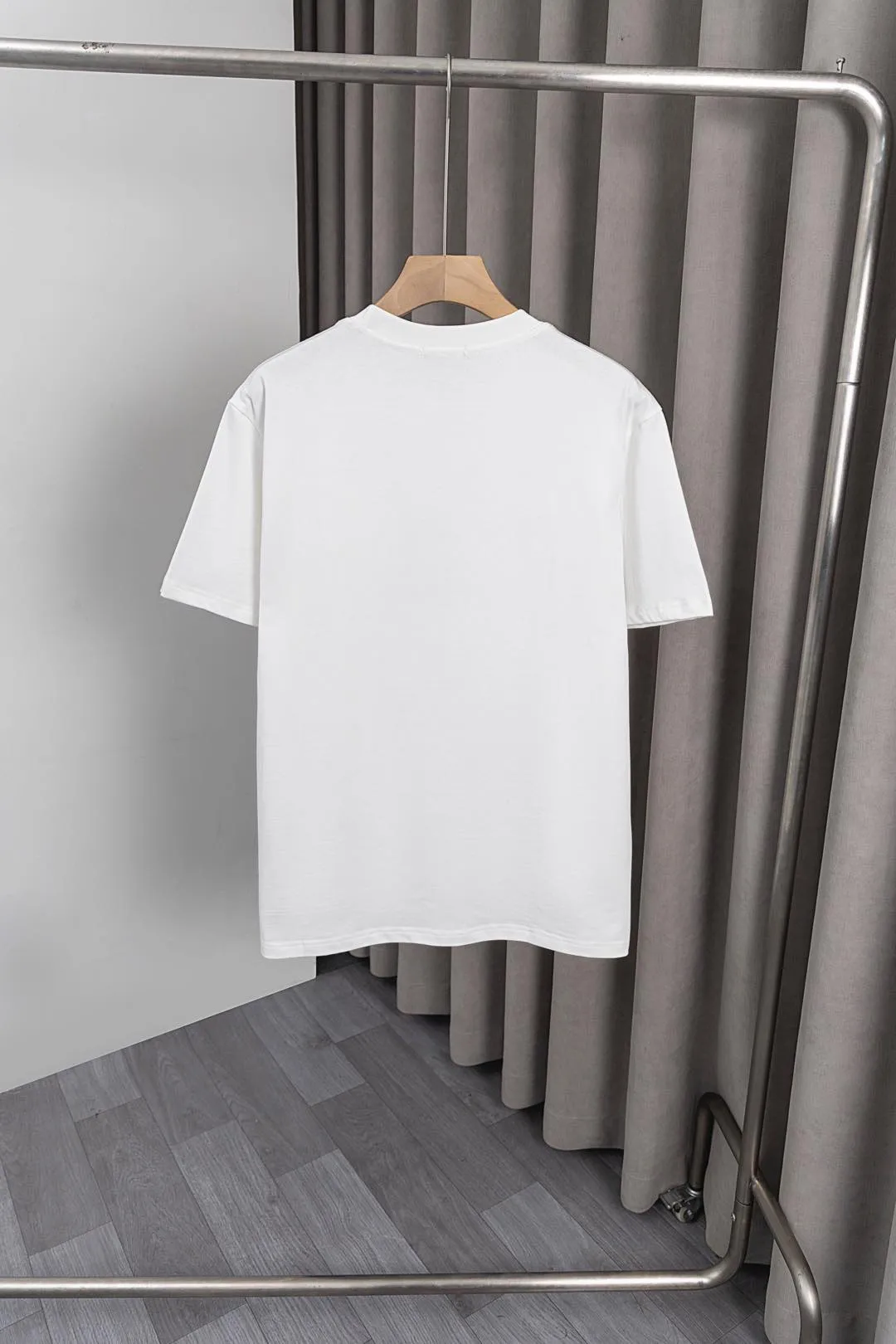 LOEWE新作半袖Tシャツ白杏色黒刺繍ロゴ - 画像 (4)