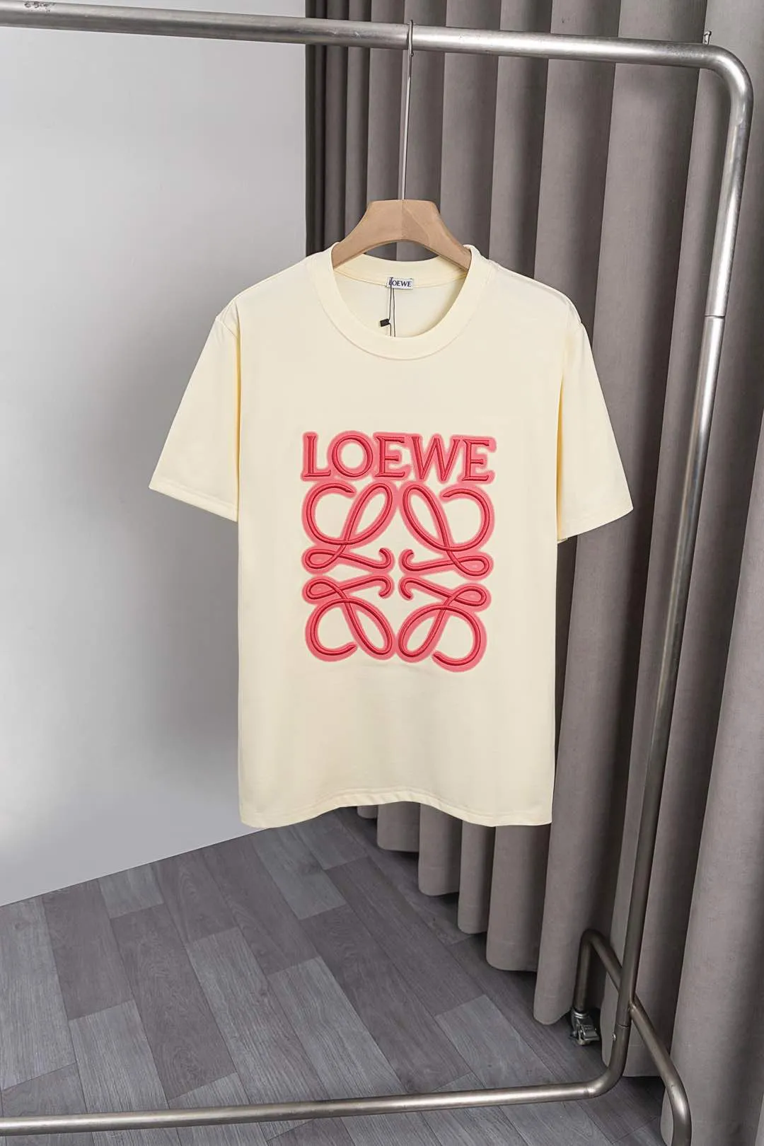 LOEWE新作半袖Tシャツ白杏色黒刺繍ロゴ - 画像 (6)