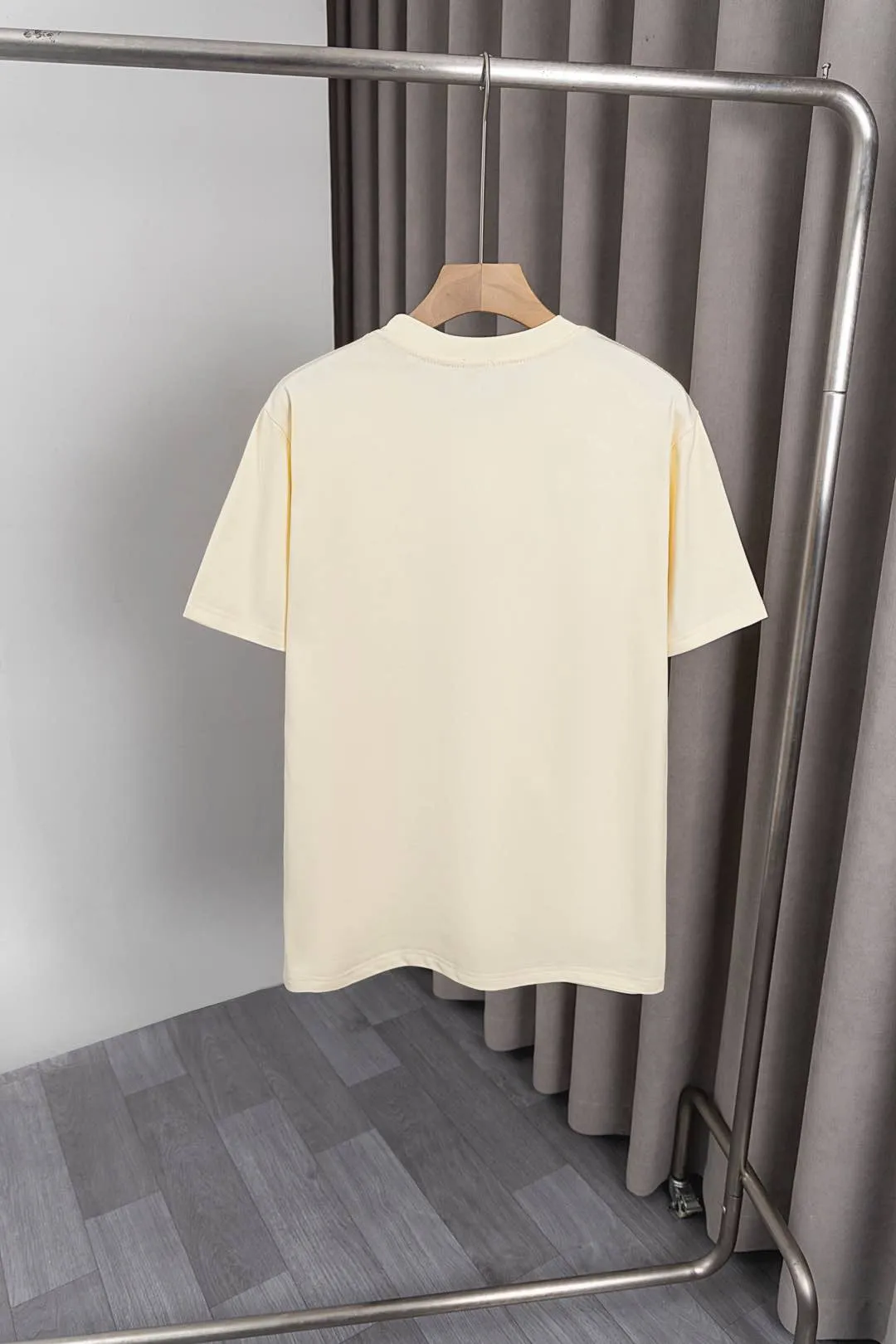 LOEWE新作半袖Tシャツ白杏色黒刺繍ロゴ - 画像 (7)