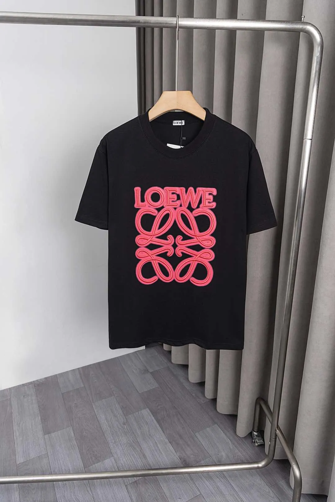 LOEWE新作半袖Tシャツ白杏色黒刺繍ロゴ - 画像 (9)