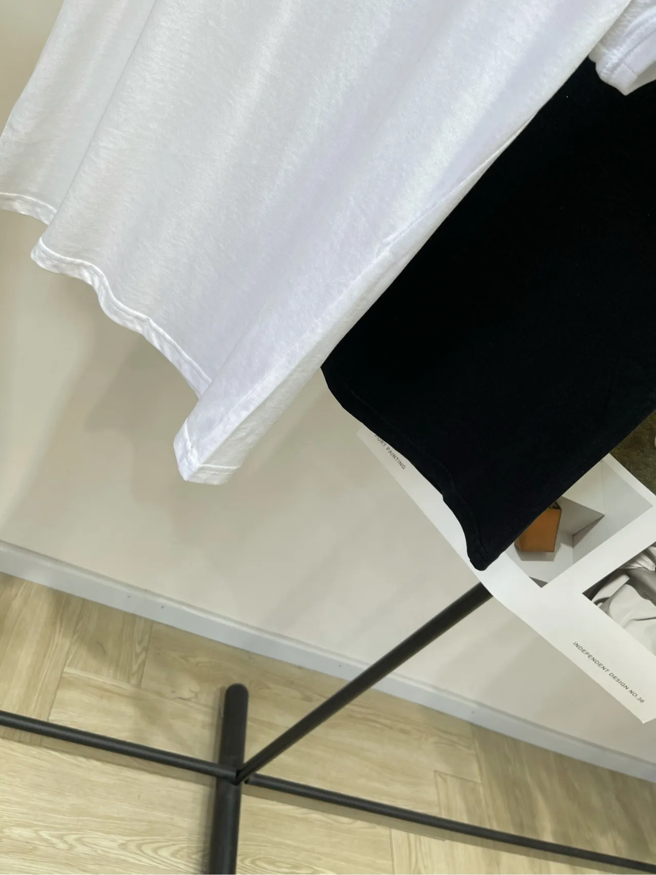 LOEWE新作黒白半袖Tシャツ刺繍デザイン - 画像 (5)