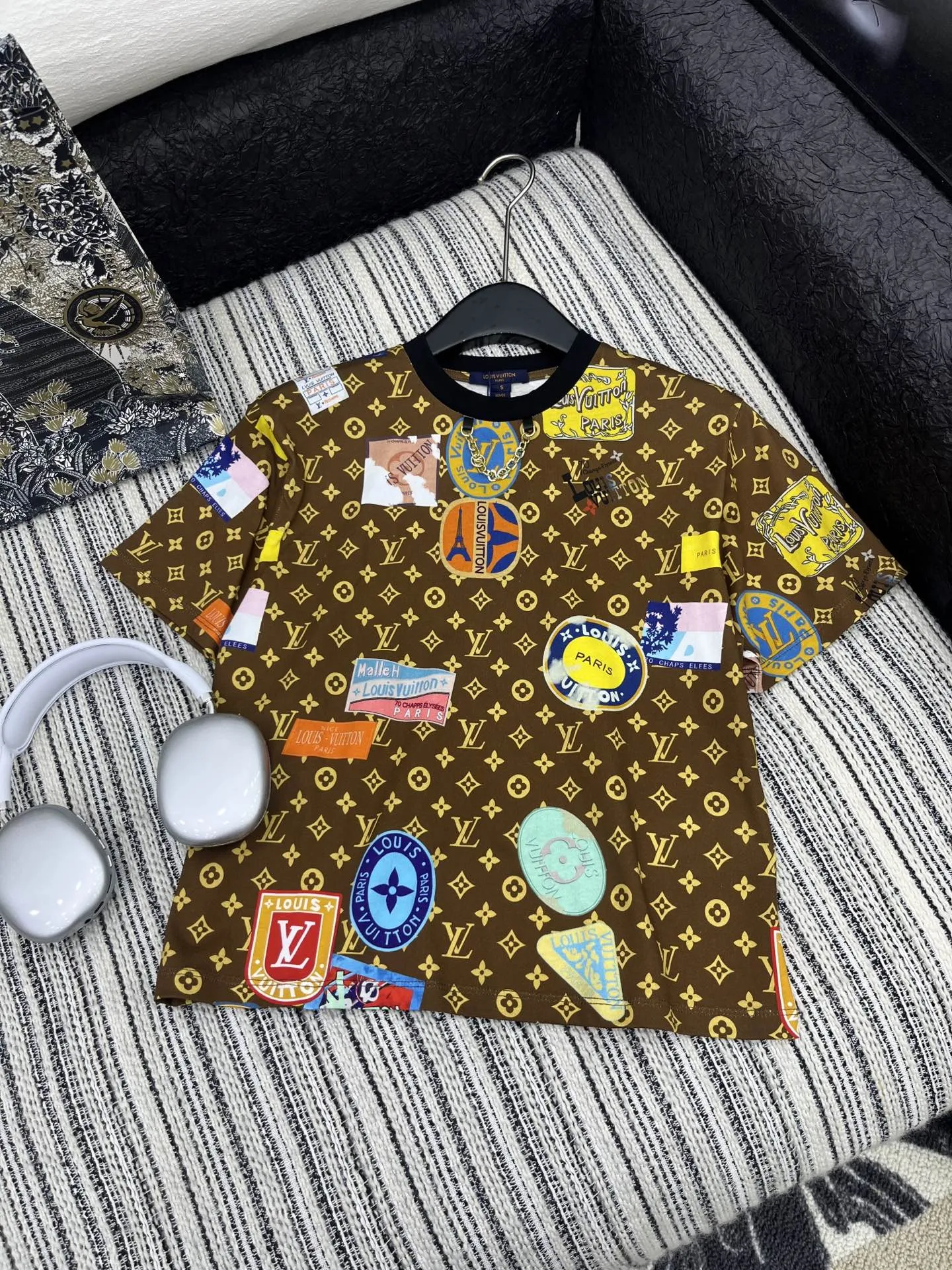 LOUIS VUITTON新作プリント半袖Tシャツカフェ色