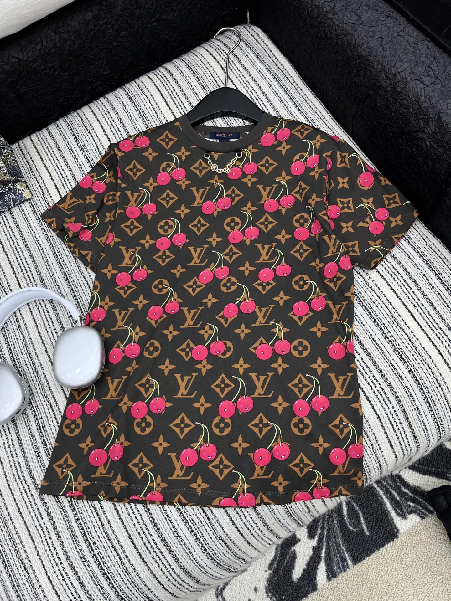 Louis Vuitton 黒プリント半袖Tシャツ新作