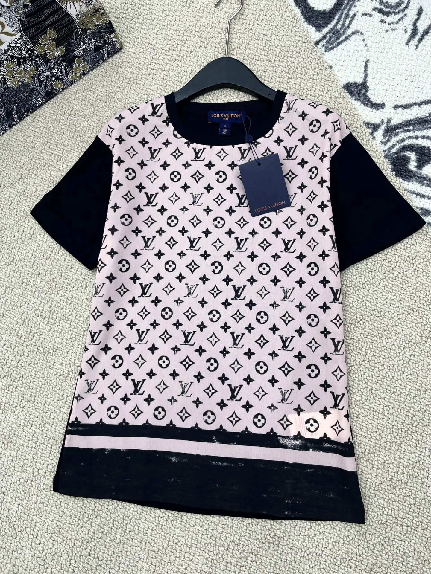Louis Vuittonピンクプリント半袖Tシャツ新作