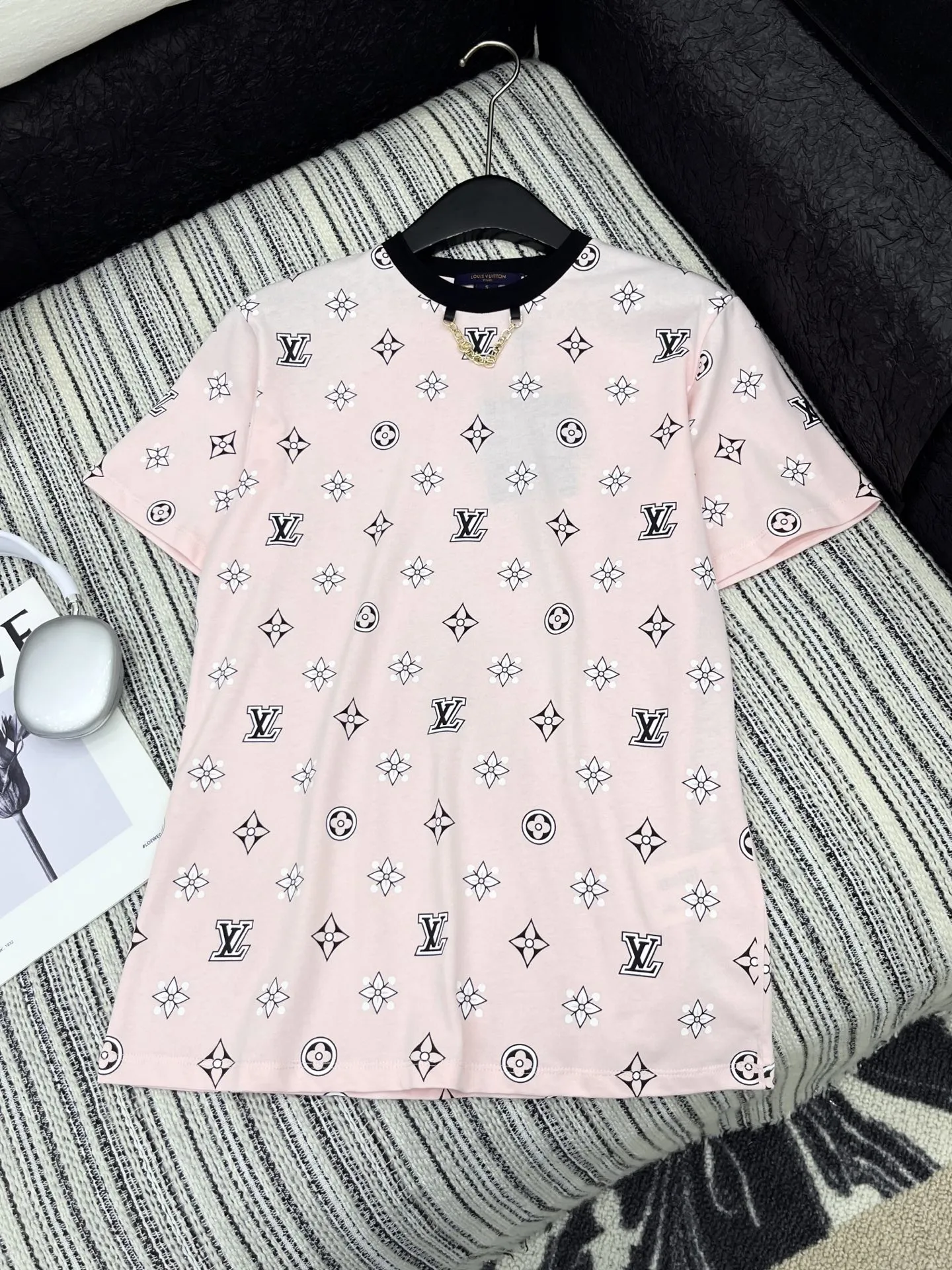 LOUIS VUITTONピンクプリント半袖Tシャツ新作