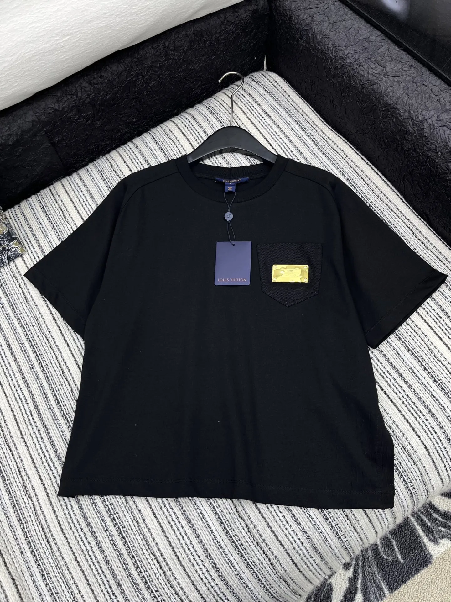 LOUIS VUITTON新作黒半袖Tシャツ