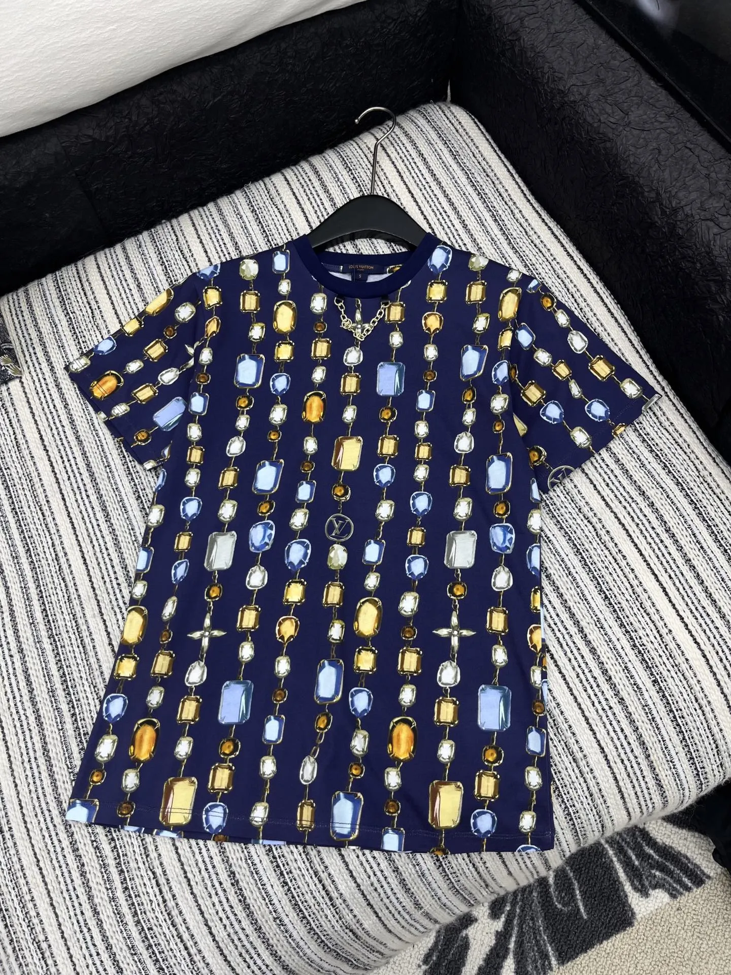 LOUIS VUITTON新作黒プリント半袖Tシャツ