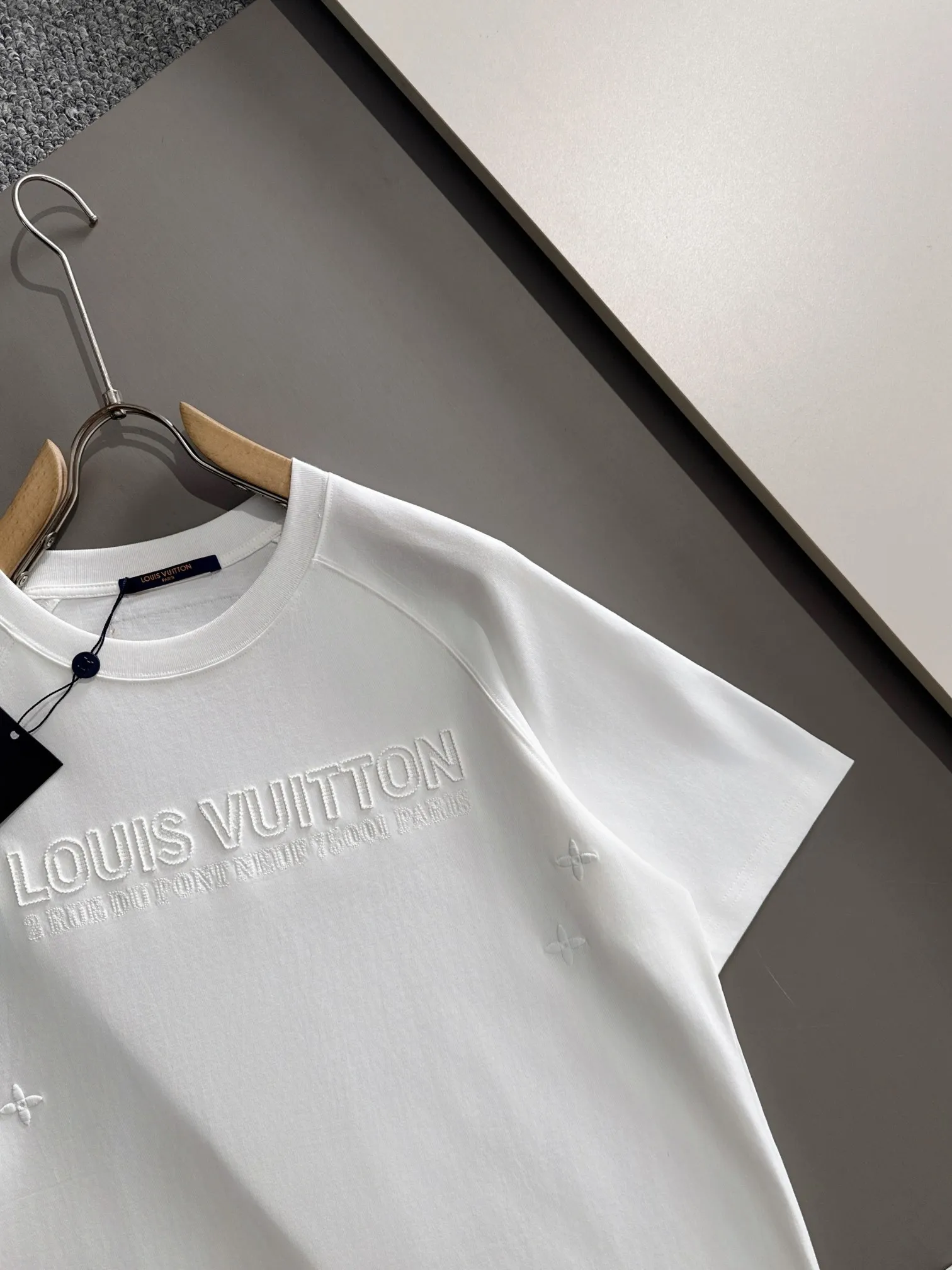 LOUIS VUITTON 2025新作 白 半袖Tシャツ - 画像 (4)