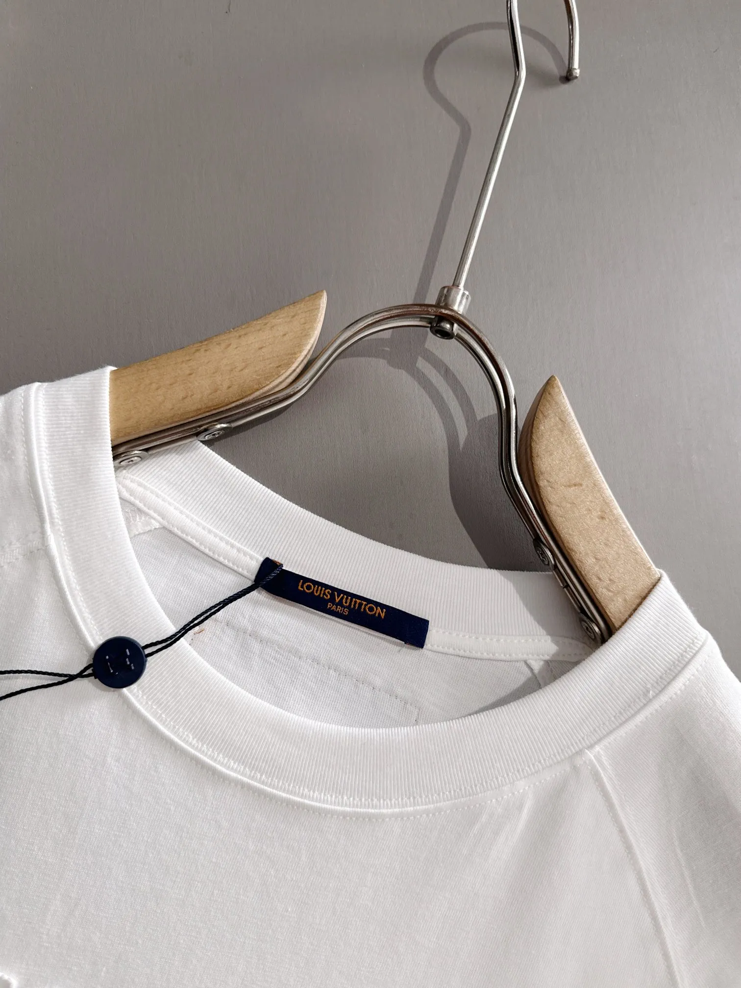 LOUIS VUITTON 2025新作 白 半袖Tシャツ - 画像 (5)