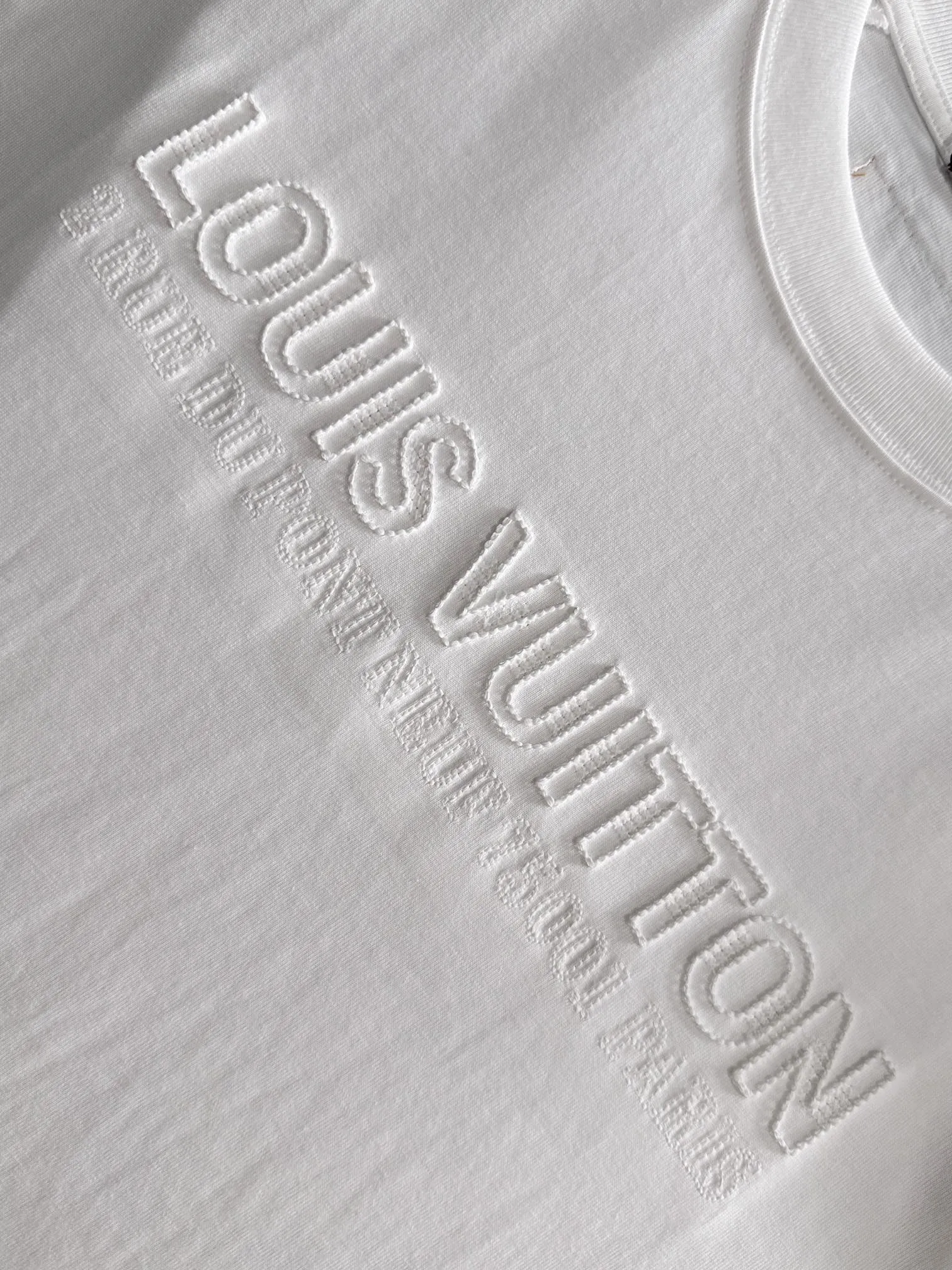 LOUIS VUITTON 2025新作 白 半袖Tシャツ - 画像 (6)