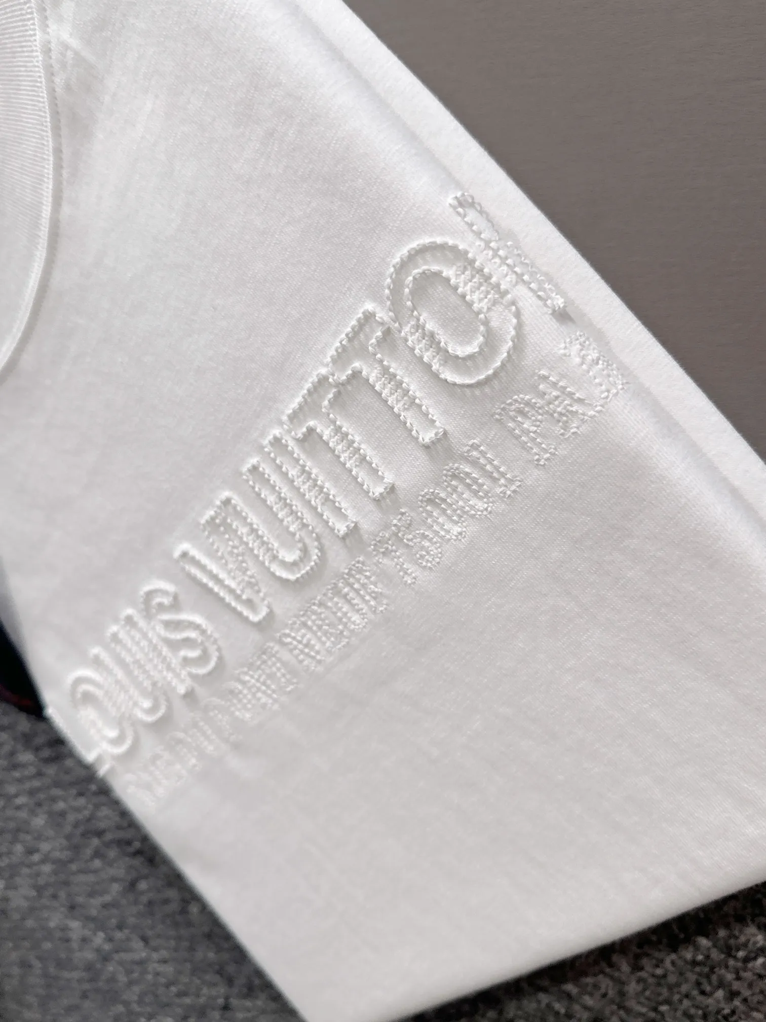 LOUIS VUITTON 2025新作 白 半袖Tシャツ - 画像 (7)