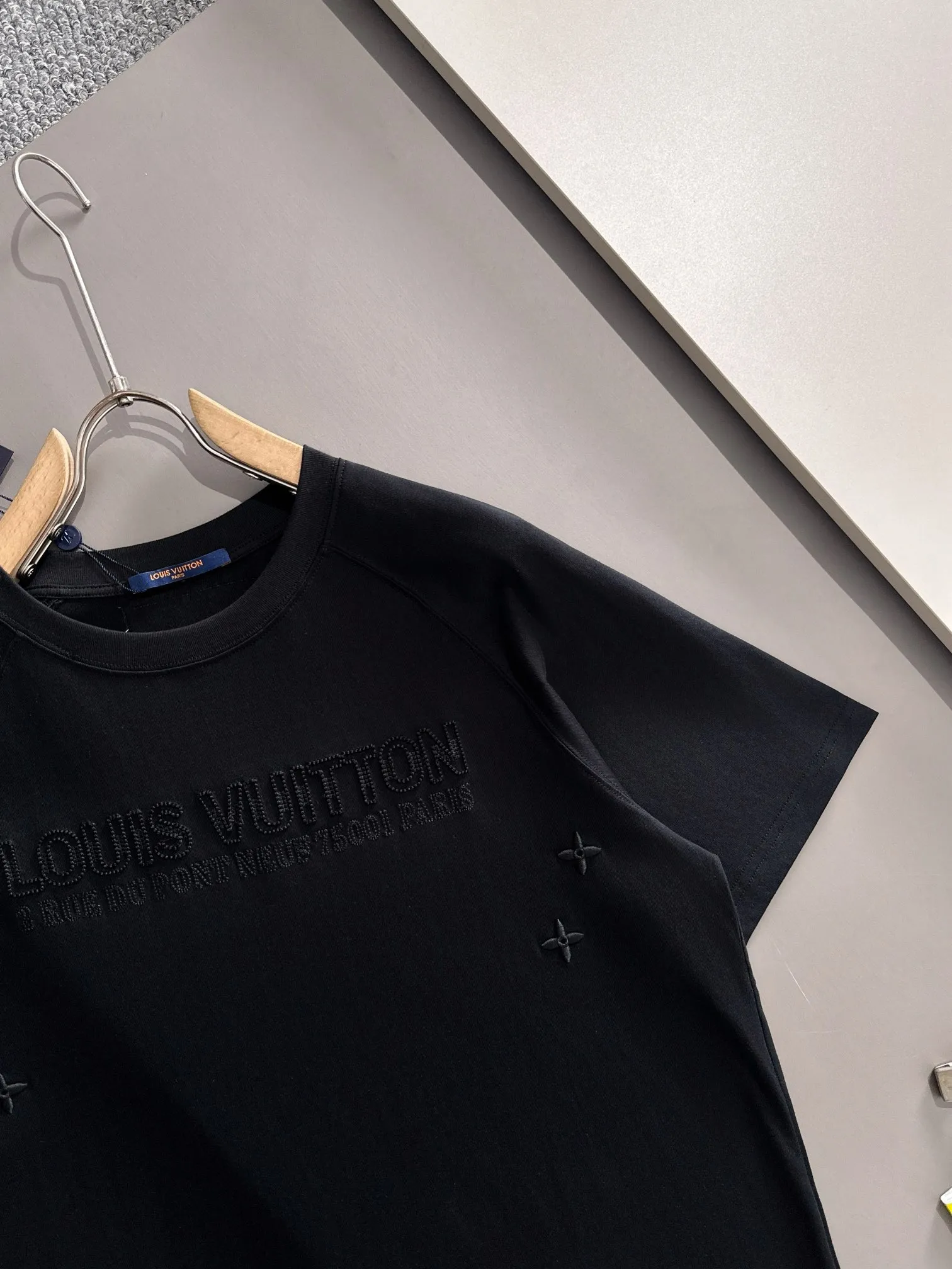 LOUIS VUITTON 2025新作 黒 半袖Tシャツ - 画像 (4)