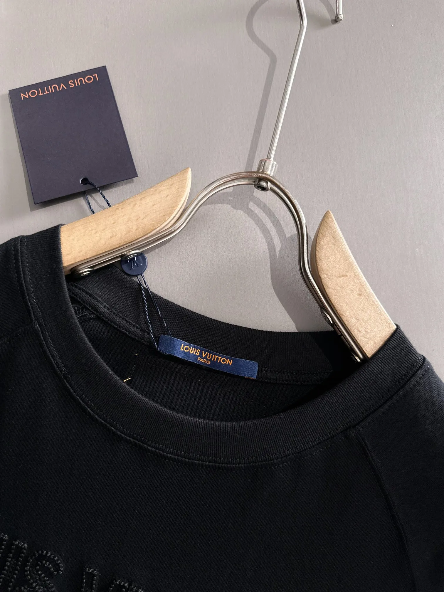 LOUIS VUITTON 2025新作 黒 半袖Tシャツ - 画像 (5)