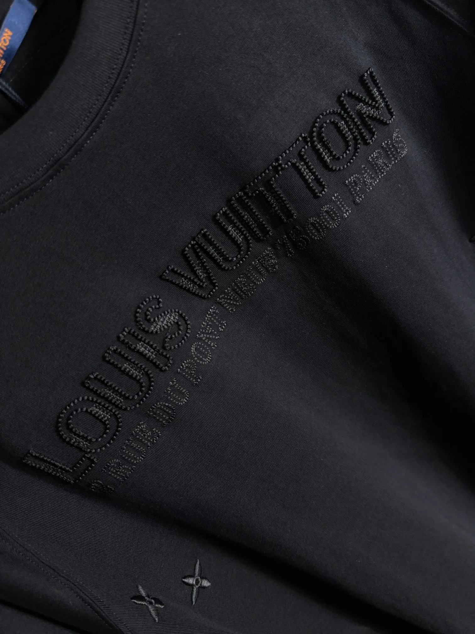 LOUIS VUITTON 2025新作 黒 半袖Tシャツ - 画像 (6)