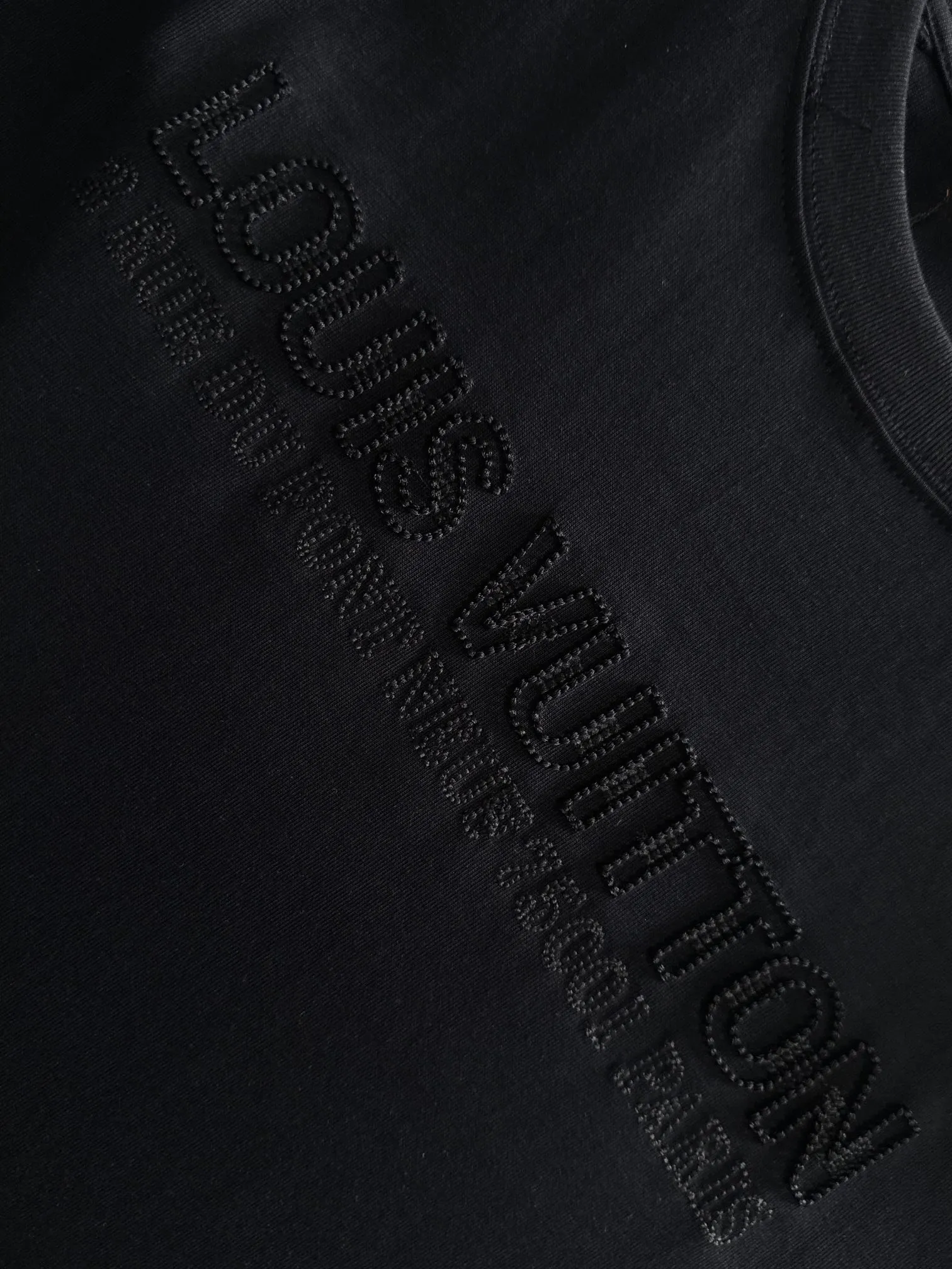 LOUIS VUITTON 2025新作 黒 半袖Tシャツ - 画像 (7)
