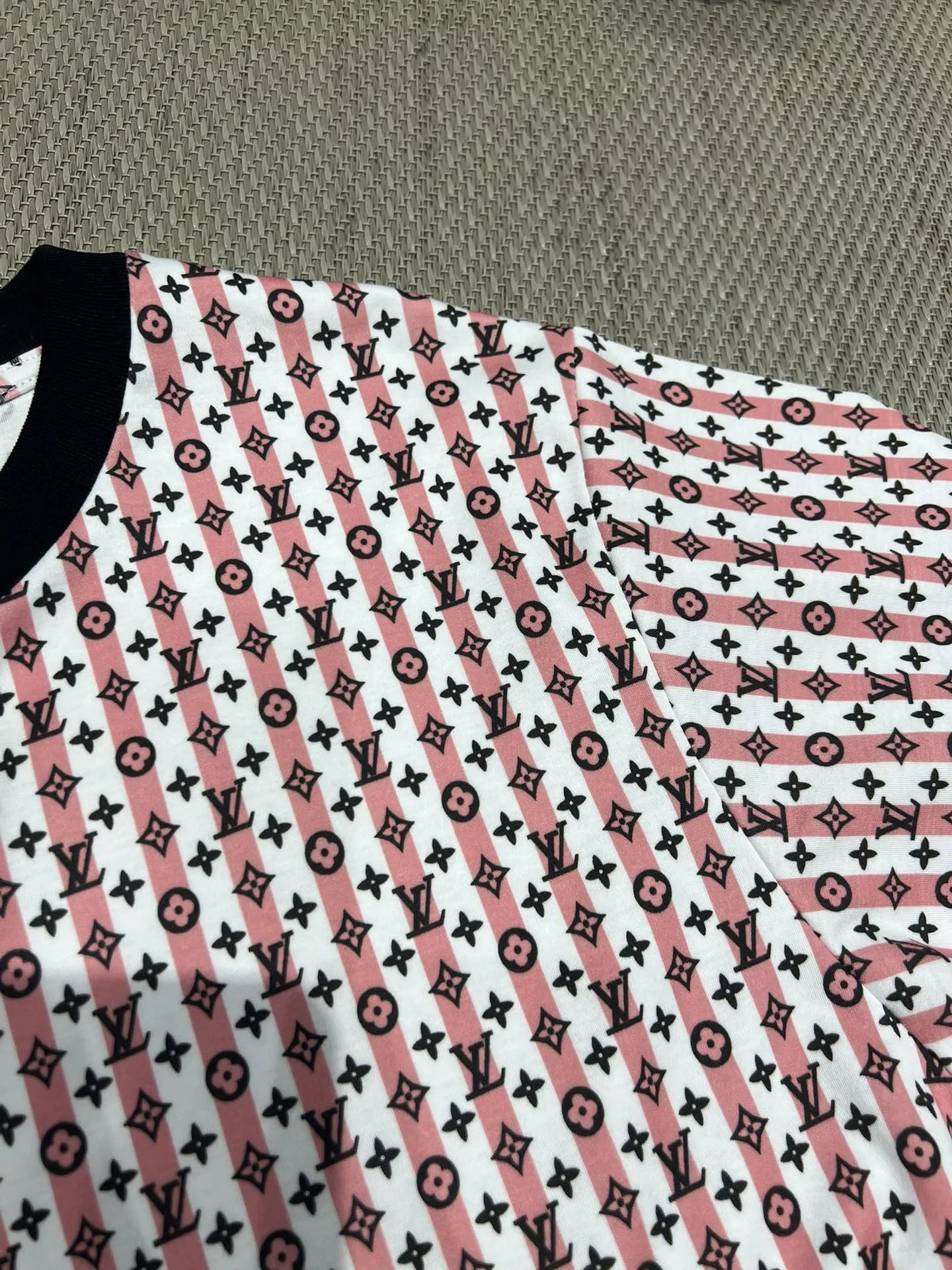 Louis Vuitton黒ストライププリント半袖Tシャツ - 画像 (5)