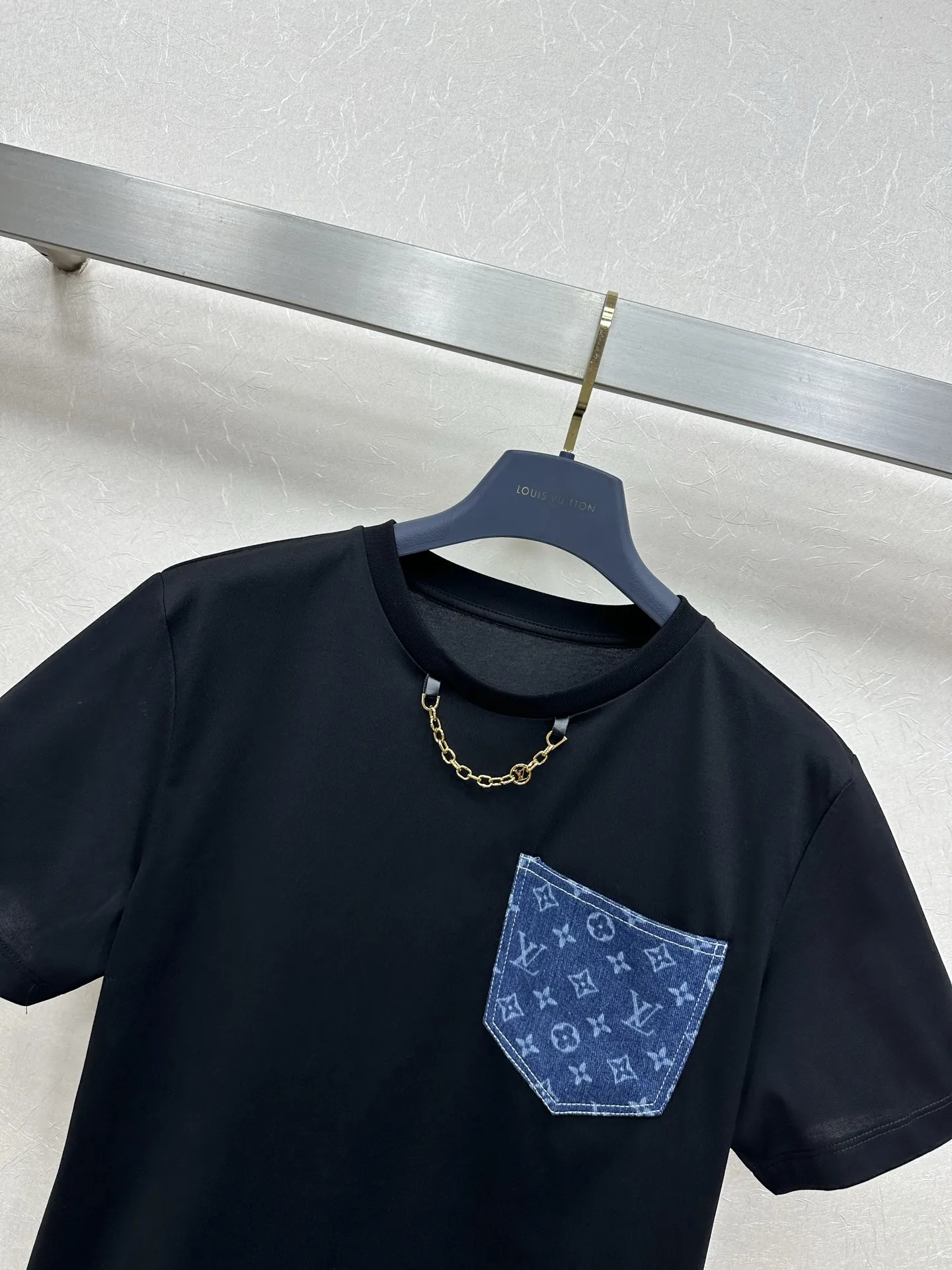 Louis Vuitton 新作黒半袖Tシャツ ストライプポケット - 画像 (4)