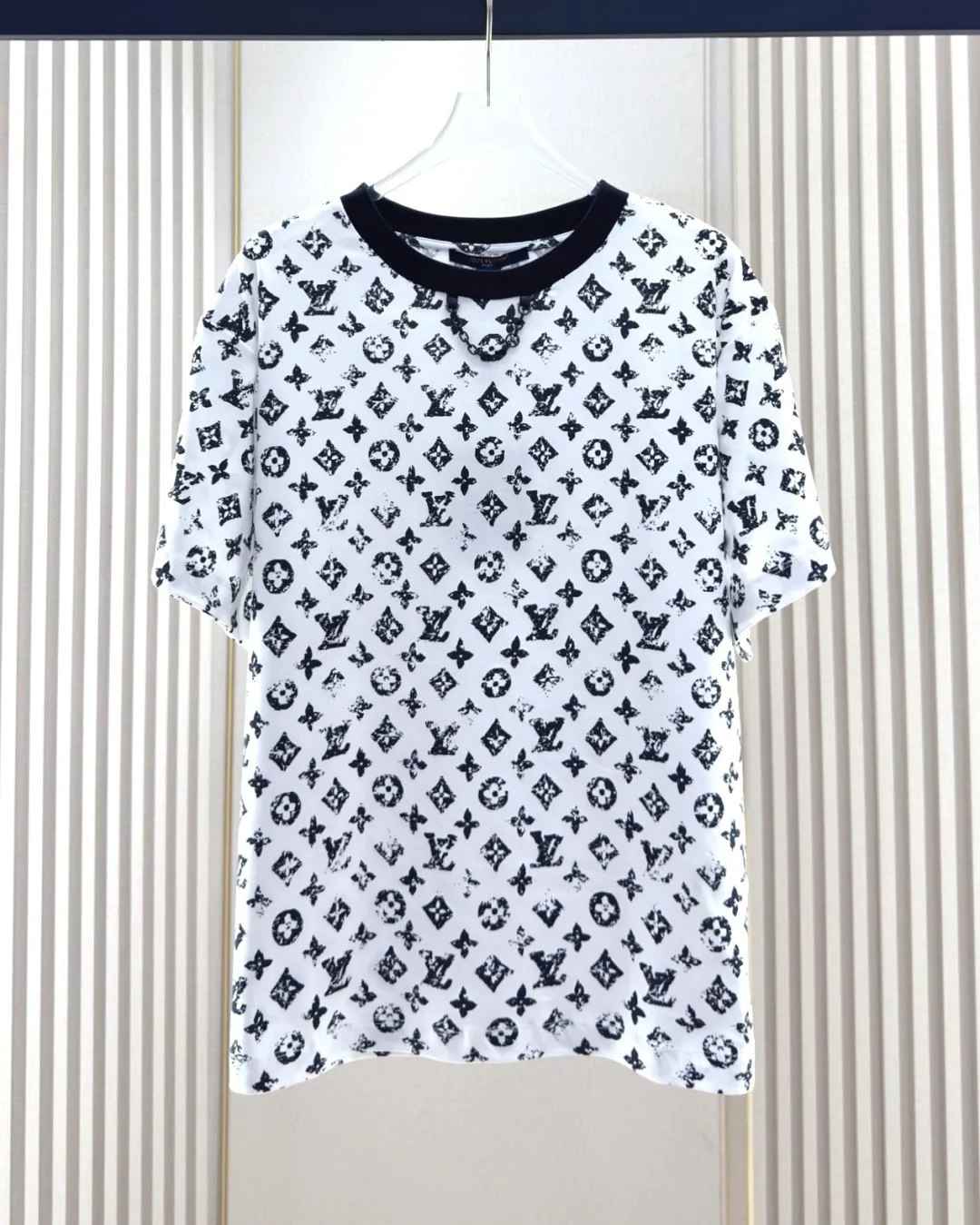 LOUIS VUITTON 新作黒老花プリント半袖Tシャツ