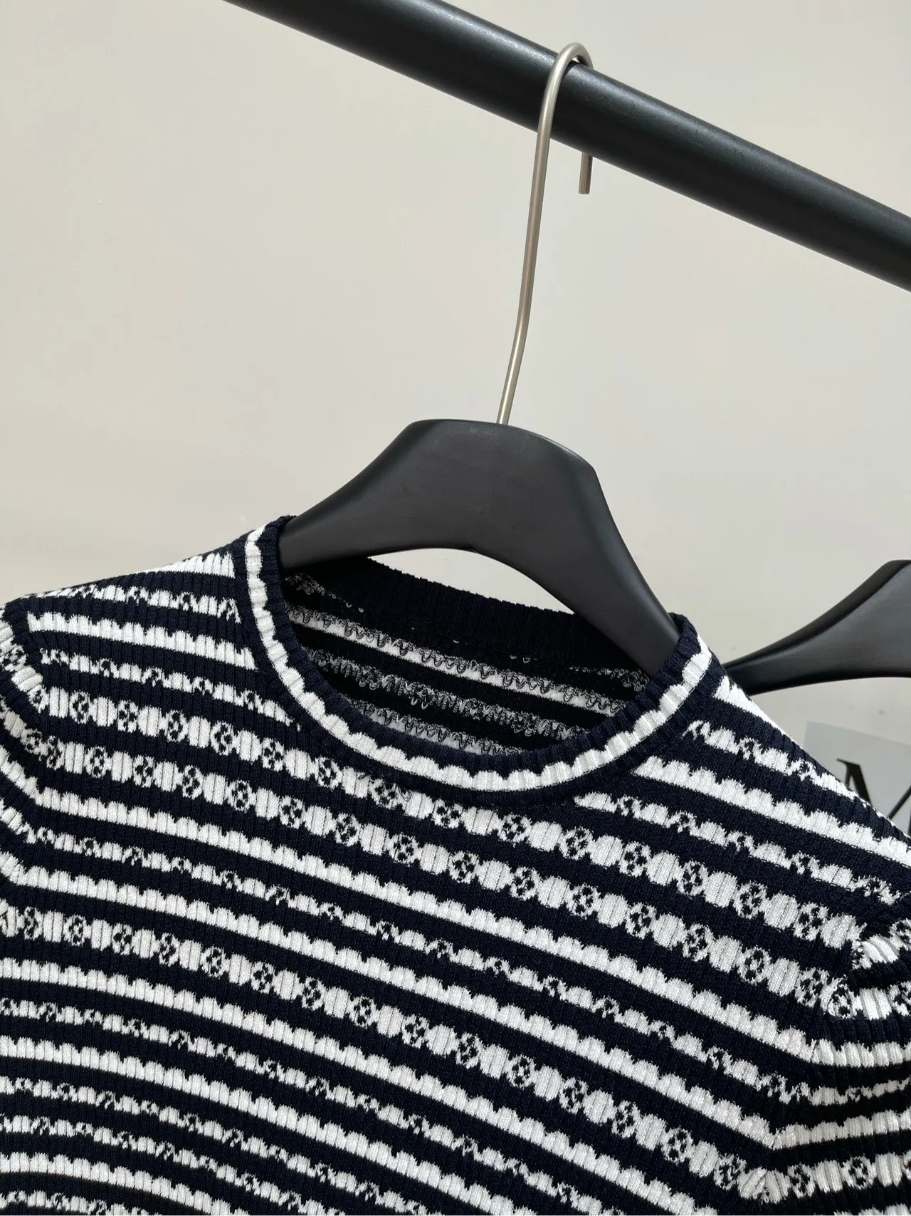 Louis Vuitton新作黒白ストライプニット半袖Tシャツ - 画像 (3)