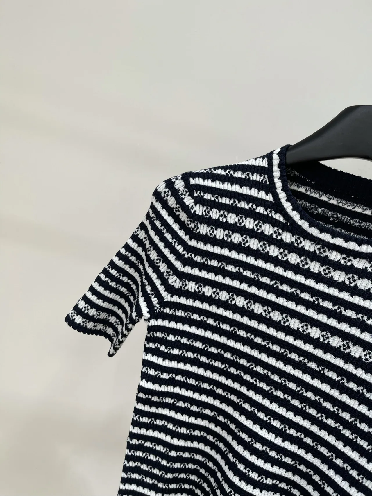 Louis Vuitton新作黒白ストライプニット半袖Tシャツ - 画像 (4)