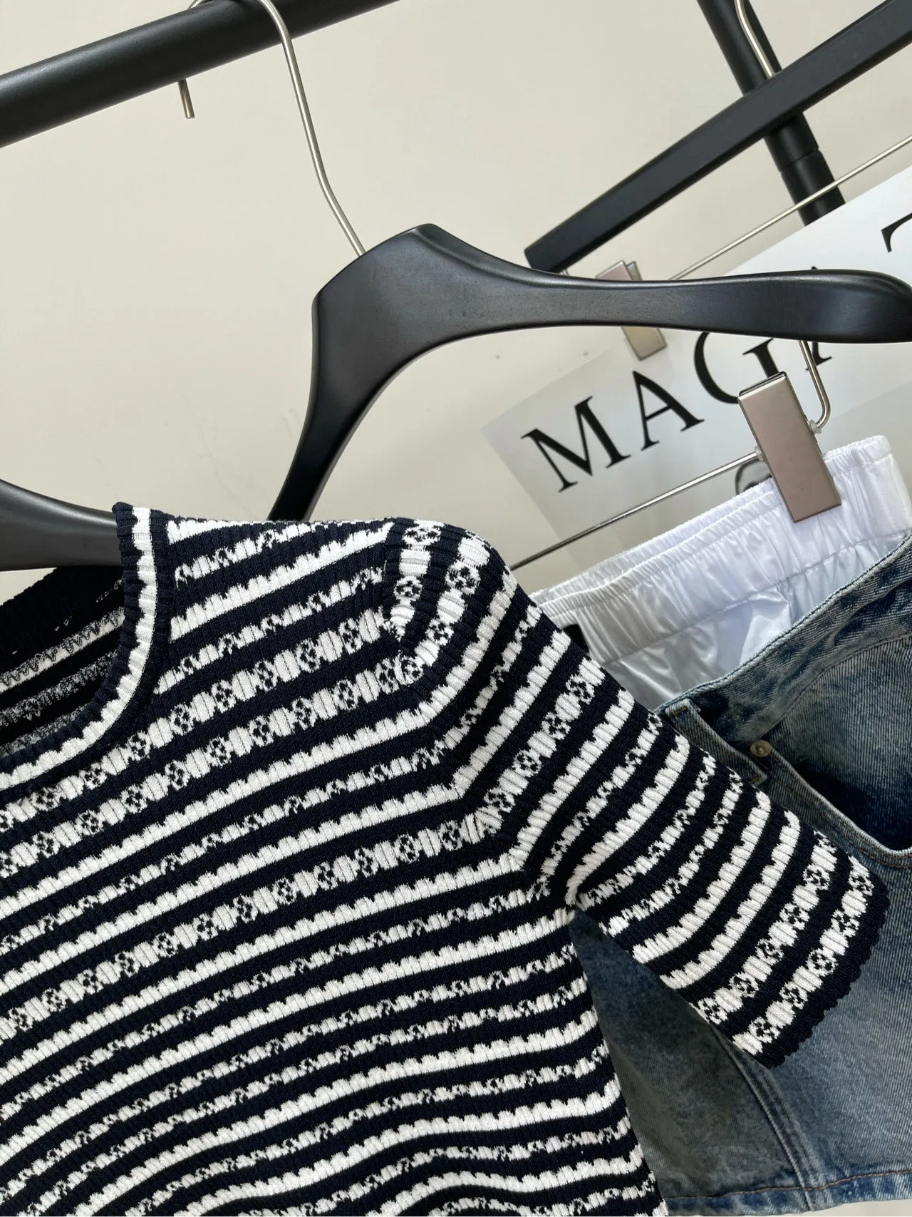 Louis Vuitton新作黒白ストライプニット半袖Tシャツ - 画像 (5)