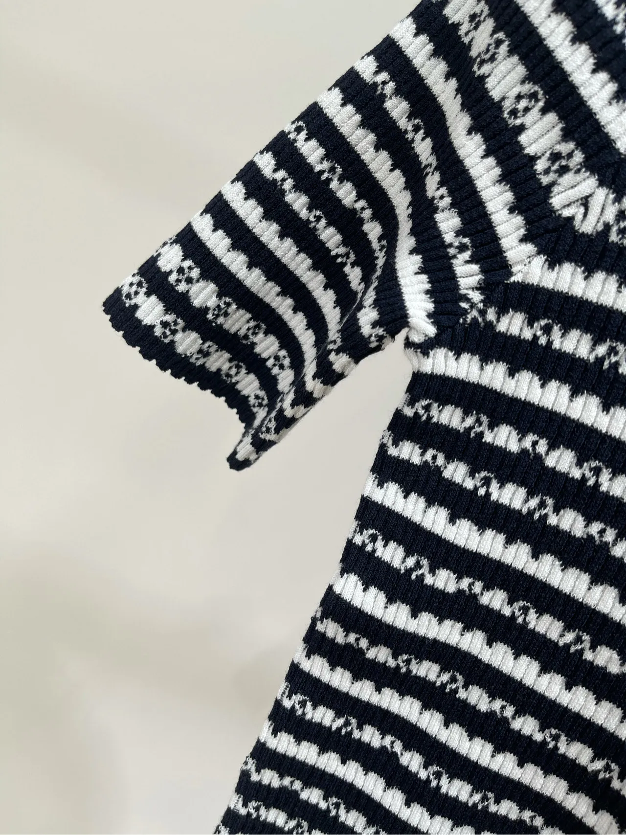 Louis Vuitton新作黒白ストライプニット半袖Tシャツ - 画像 (6)