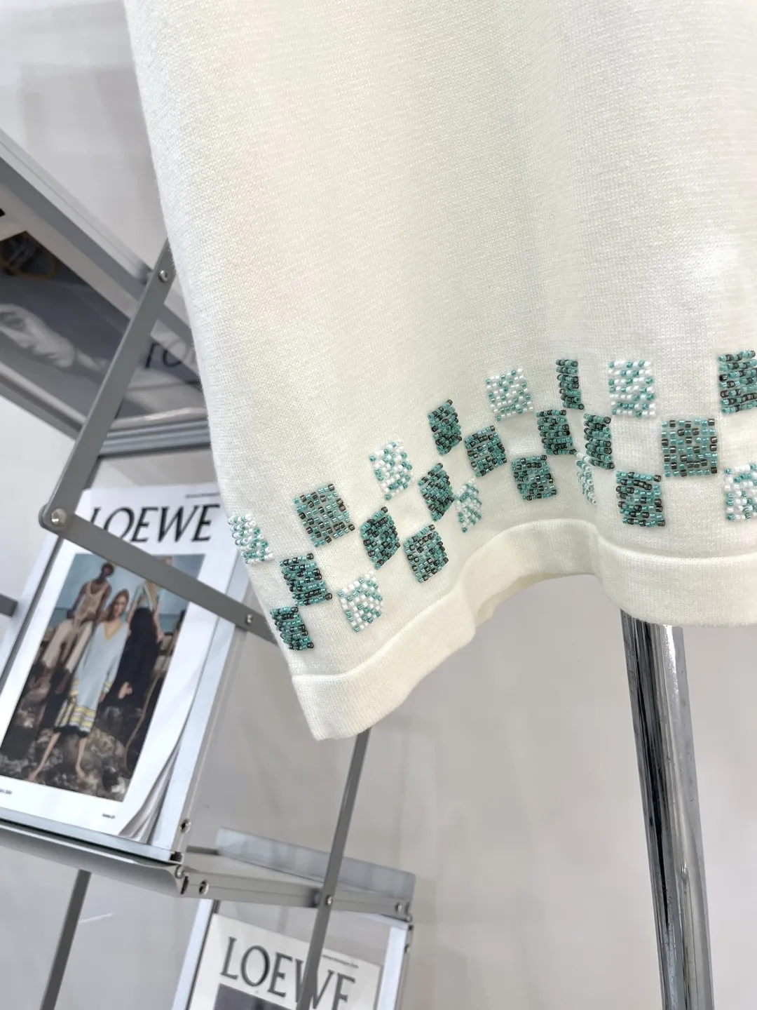 LOUIS VUITTON 白 手工ビーズ編み半袖Tシャツ - 画像 (5)