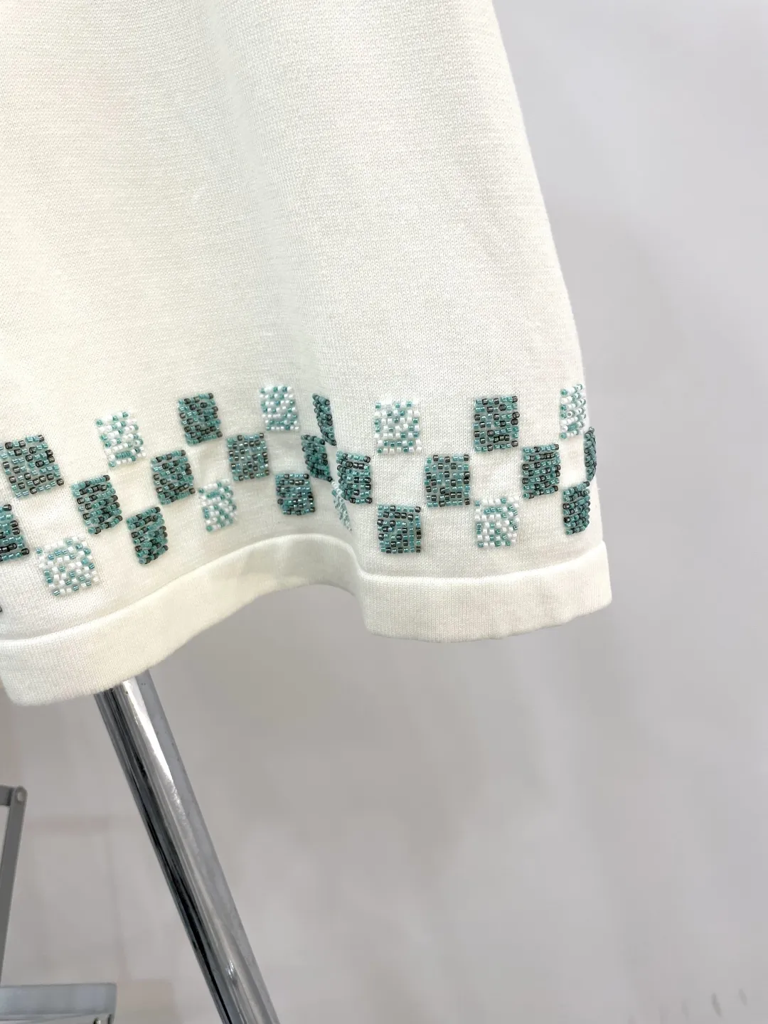 LOUIS VUITTON 白 手工ビーズ編み半袖Tシャツ - 画像 (7)