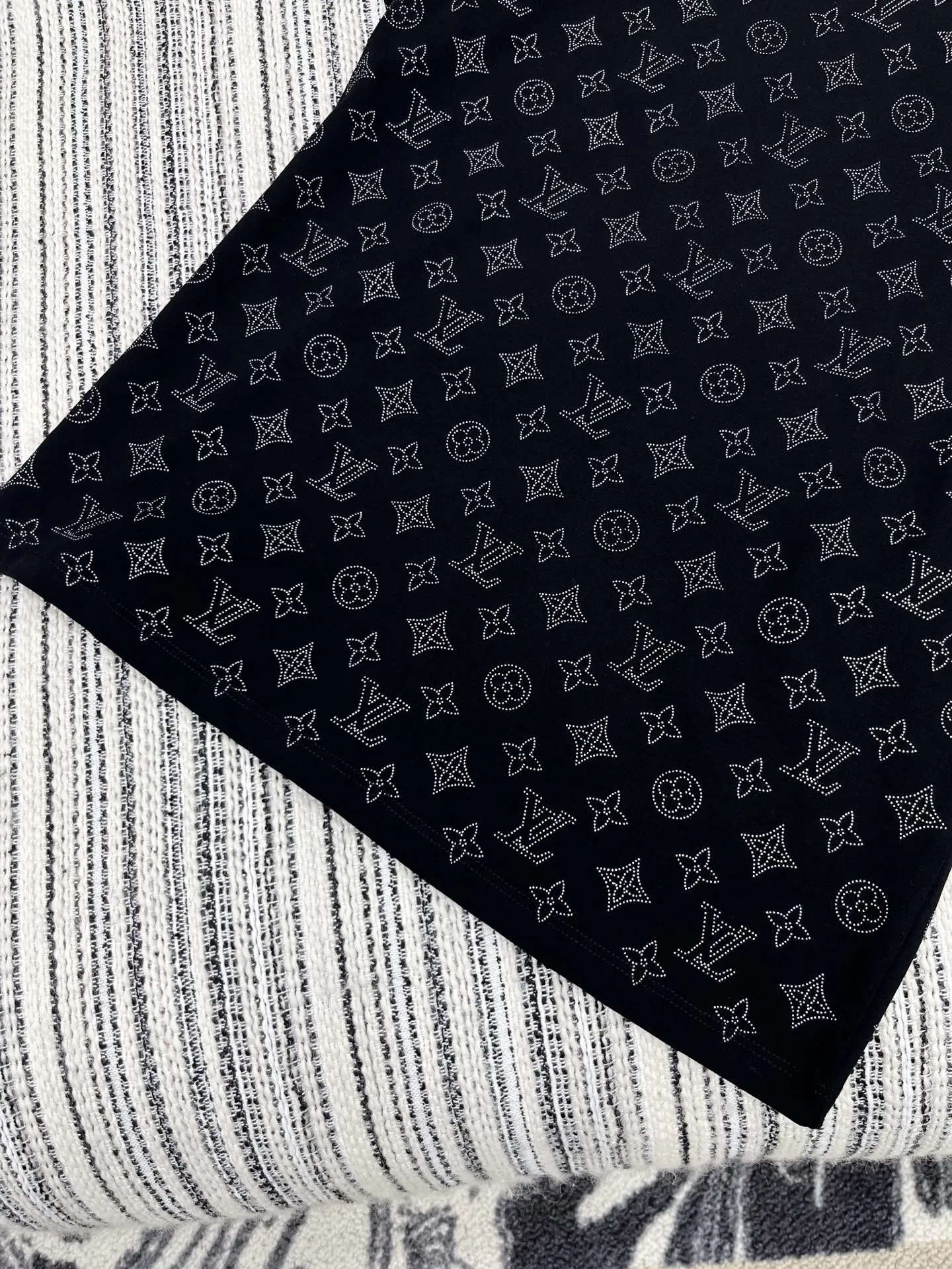 Louis Vuitton 黒プリント半袖Tシャツ新作 - 画像 (5)