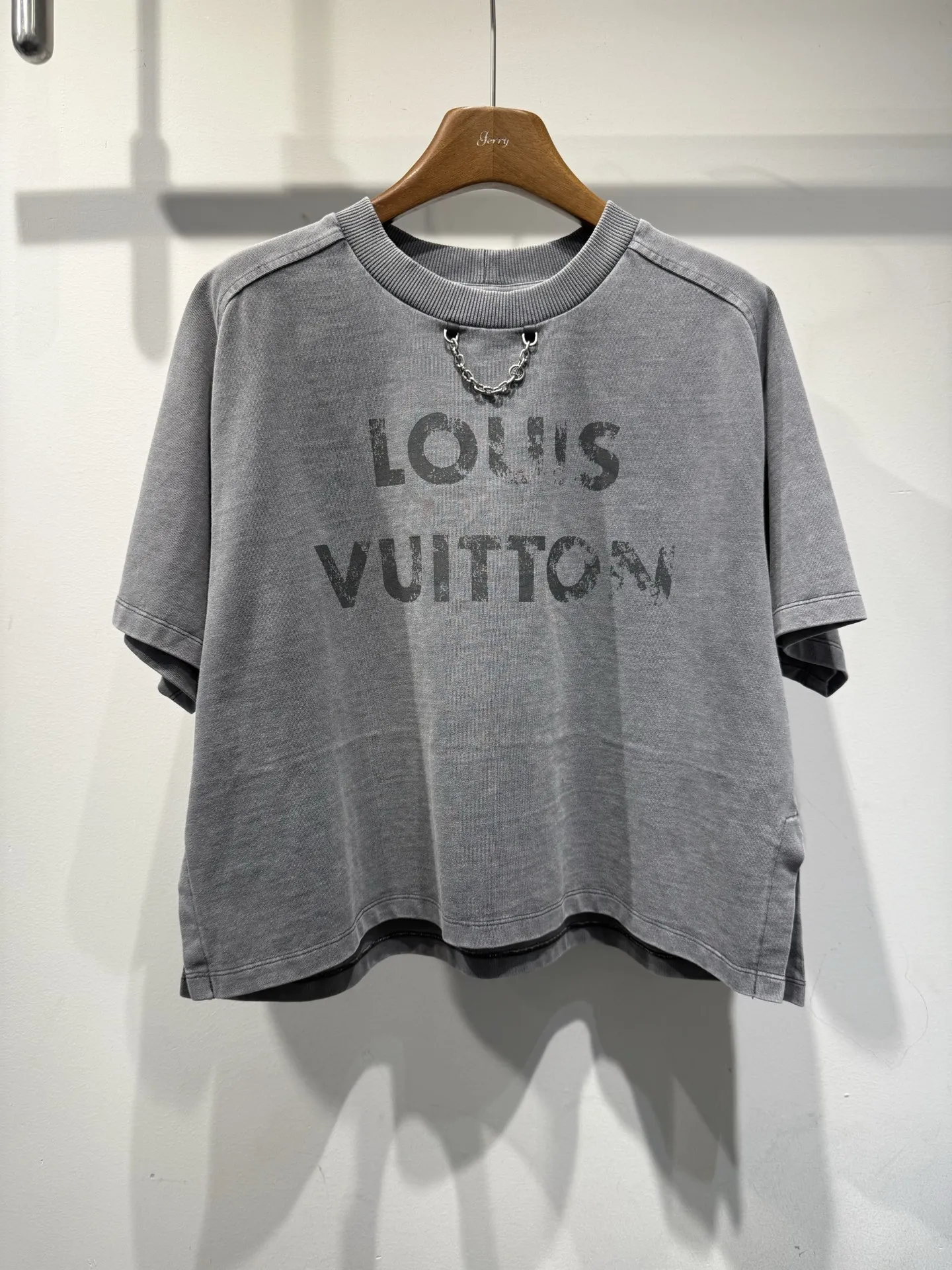 LOUIS VUITTON新作グレー半袖Tシャツ