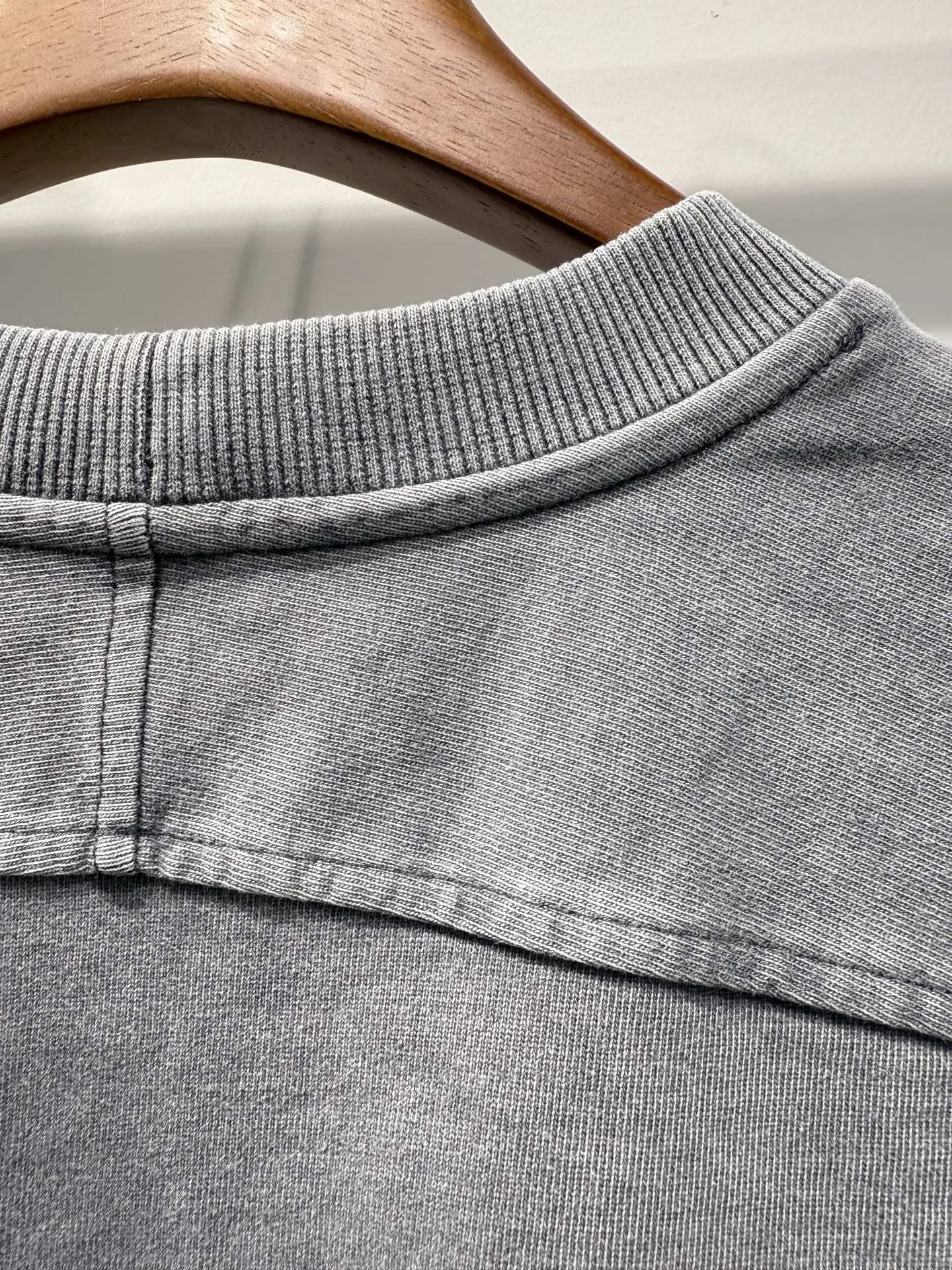 LOUIS VUITTON新作グレー半袖Tシャツ - 画像 (5)