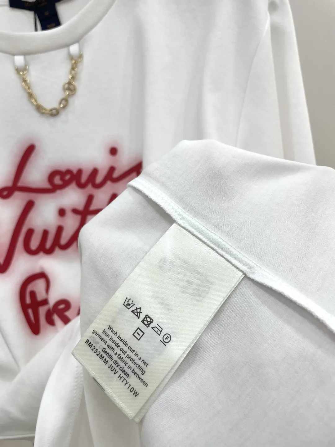 LOUIS VUITTON 赤いアルファベット半袖Tシャツ - 画像 (8)