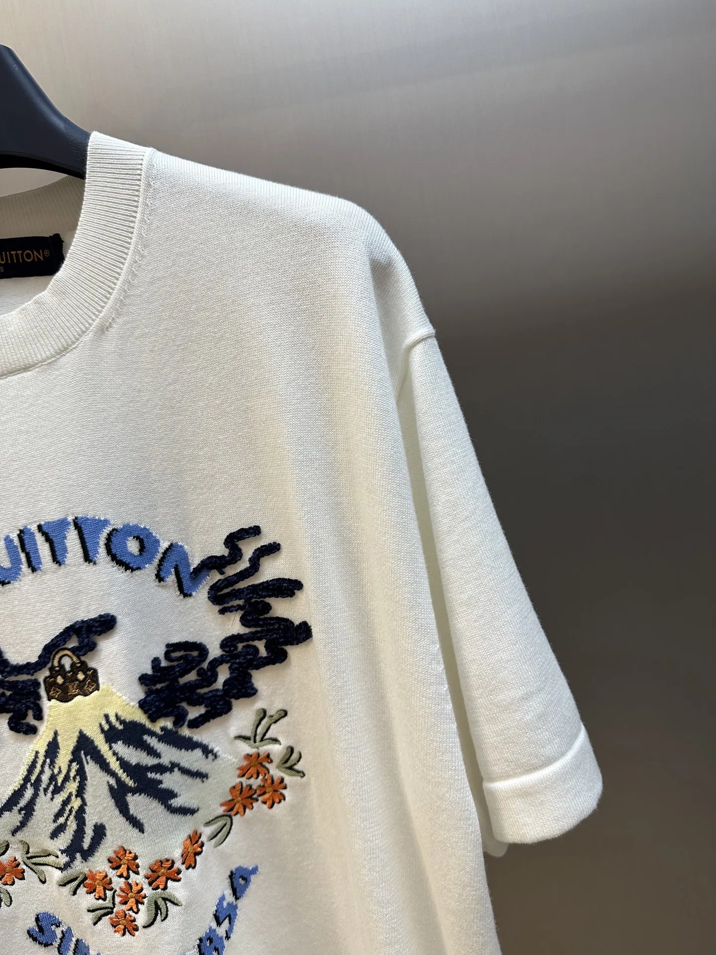 Louis Vuitton x Nigo 新作白ニット半袖Tシャツ - 画像 (4)