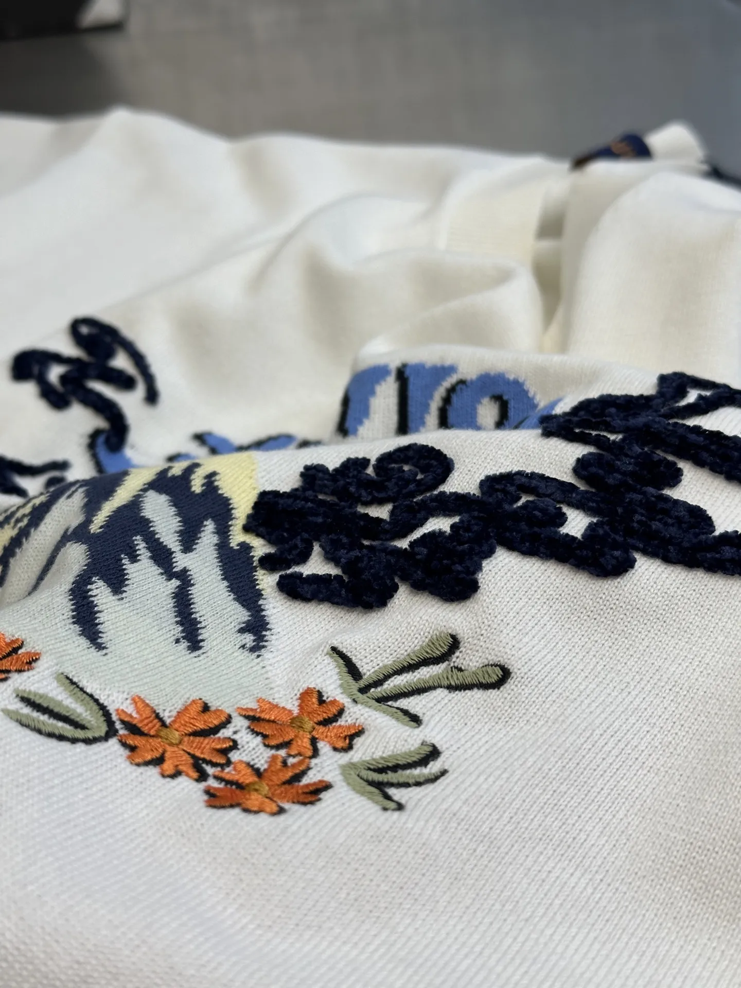 Louis Vuitton x Nigo 新作白ニット半袖Tシャツ - 画像 (9)