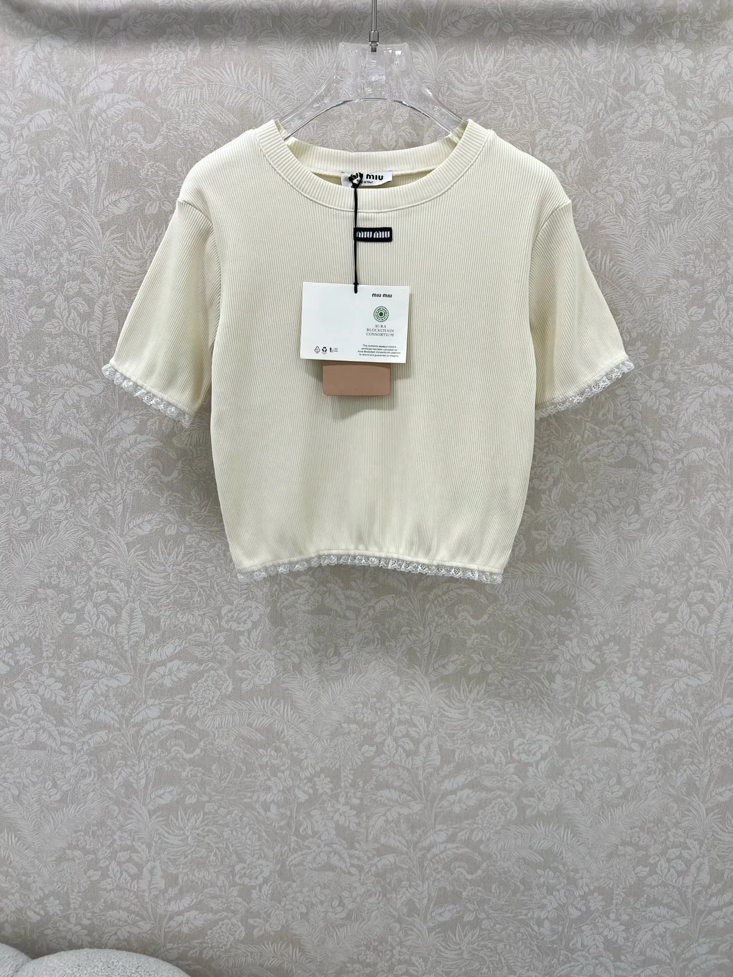 miumiu25新作アプリコットレースカラートップス