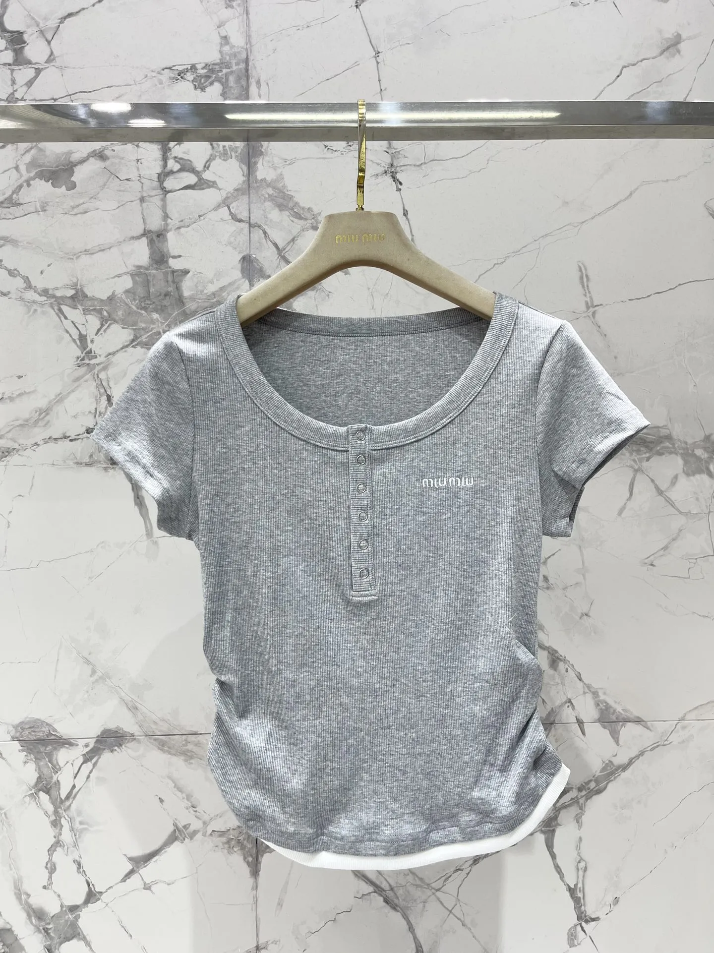 ミウミウ新作グレーブレスレットTシャツ