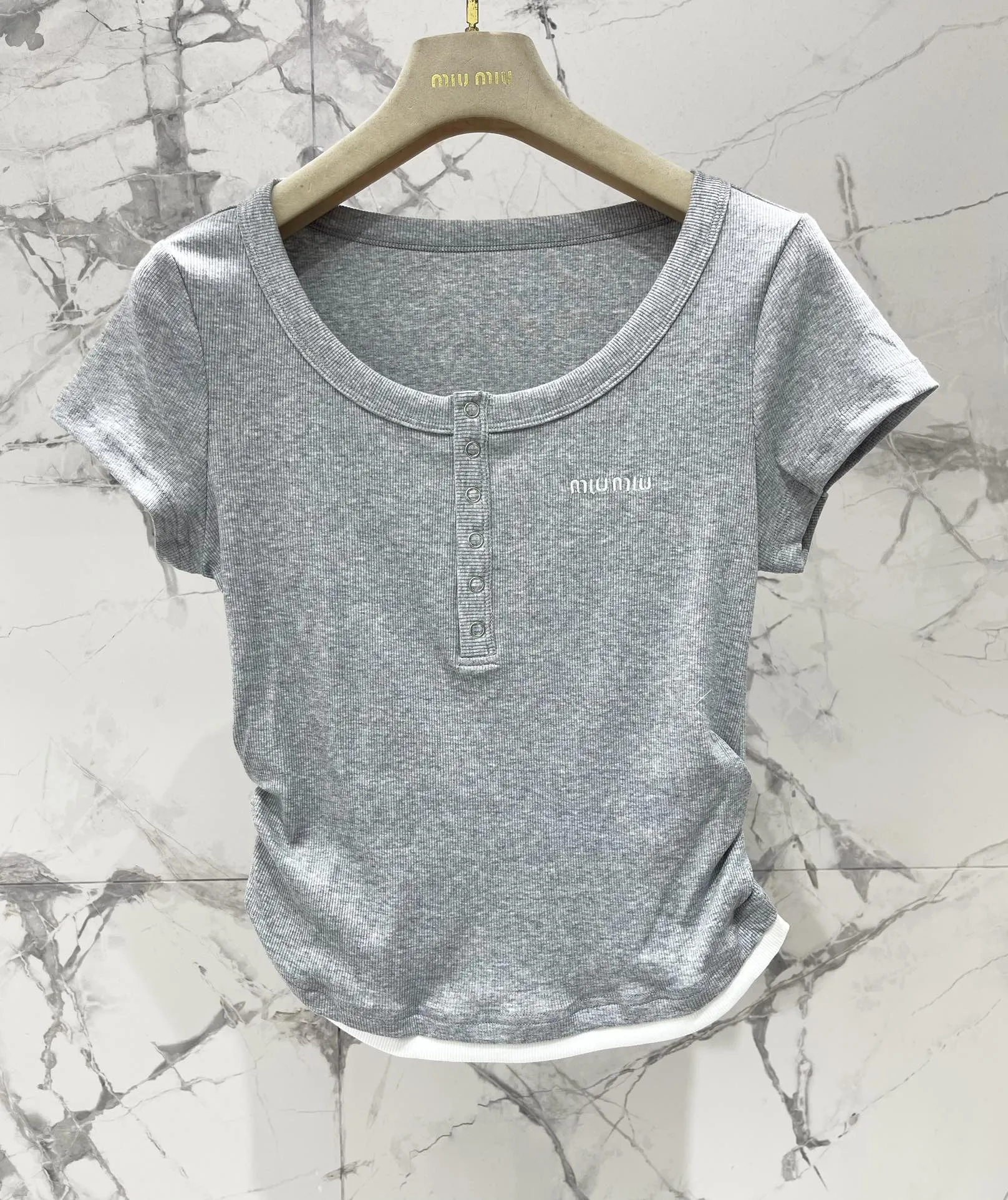 ミウミウ新作グレーブレスレットTシャツ - 画像 (4)