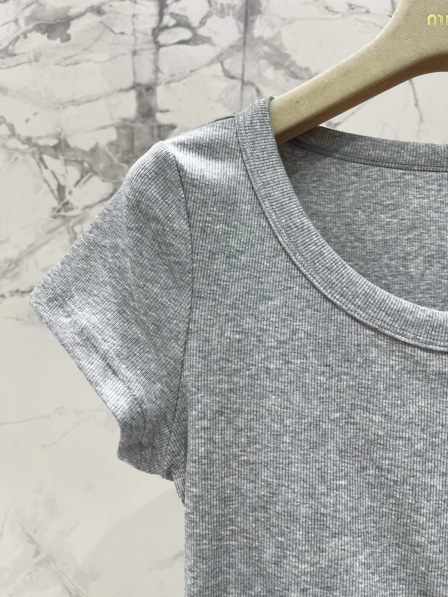 ミウミウ新作グレーブレスレットTシャツ - 画像 (5)