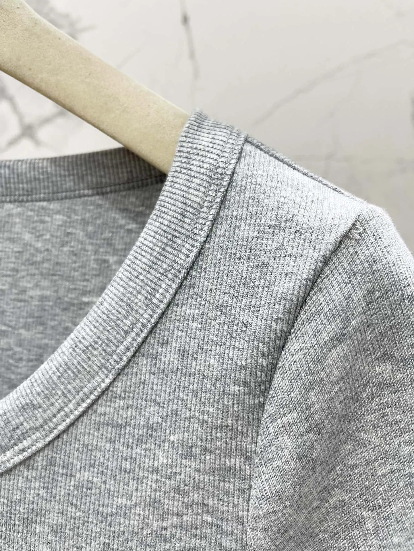 ミウミウ新作グレーブレスレットTシャツ - 画像 (6)