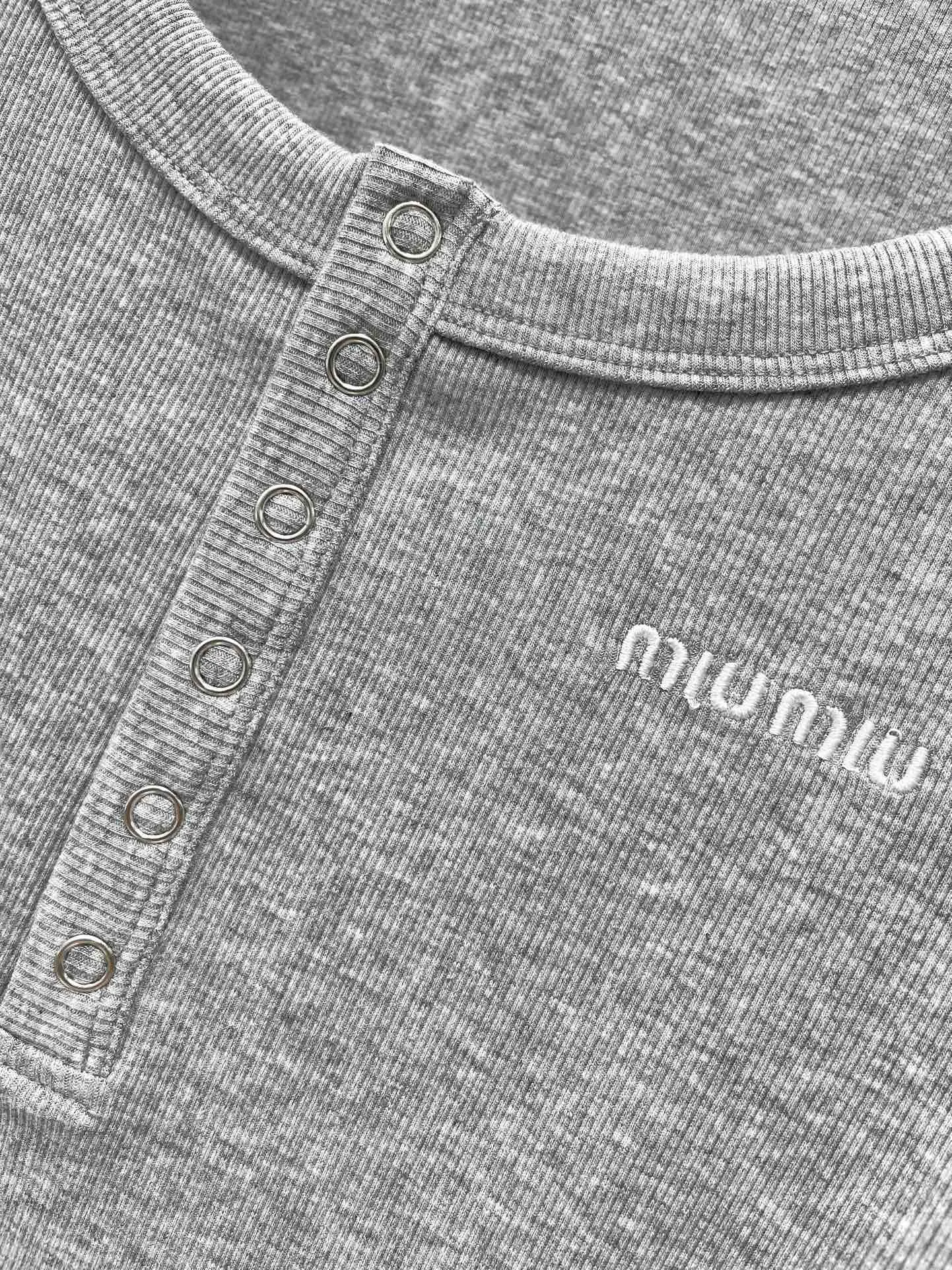 ミウミウ新作グレーブレスレットTシャツ - 画像 (7)