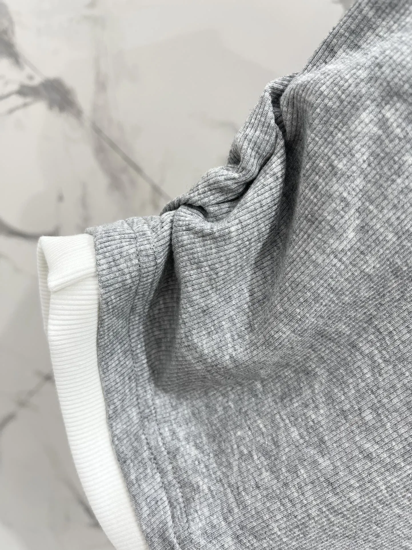 ミウミウ新作グレーブレスレットTシャツ - 画像 (8)